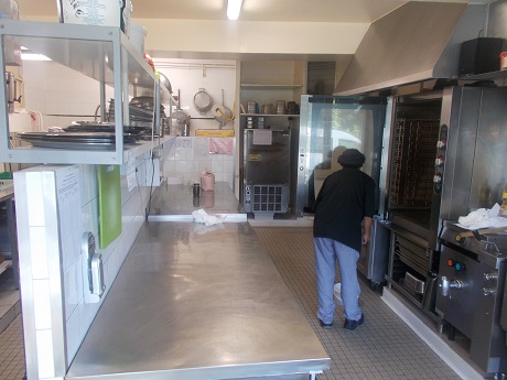 Gîte agréé JS/EN + Maison d'habitation attenante, meublés et équipés
Le gîte : 58 lits, 15 chambres, 2 salles d'activité, salon, cuisine professionnelle, terrasse, terrain d'1,3ha, accès en bus. 
Maison sur 3 niveaux: au rdc bureau et studio de 30m2, et sur 2 niveaux logement équipé 3 chambres. 
Affaire à développer, idéal pour un couple ou un groupe de personnes motivées. Peut convenir à différents projets: hôtellerie classique (après quelques aménagements), accueil de groupes de randonneurs, de cyclistes, cousinades, etc. mais aussi accueil de classes, de colos, MECS, etc. Station de ski à 15 kms (Les Monts d'Olmes), à 6kms grand site de France visité toute l'année (Château de Montségur). 
Fort potentiel. Le chiffre d'affaires a volontairement baissé ces trois dernières années pour cause de retraite (actuellement aux alentours de 100 000 euros)
Prix : 405 000 euros
Dernière commission de sécurité: avril 2025