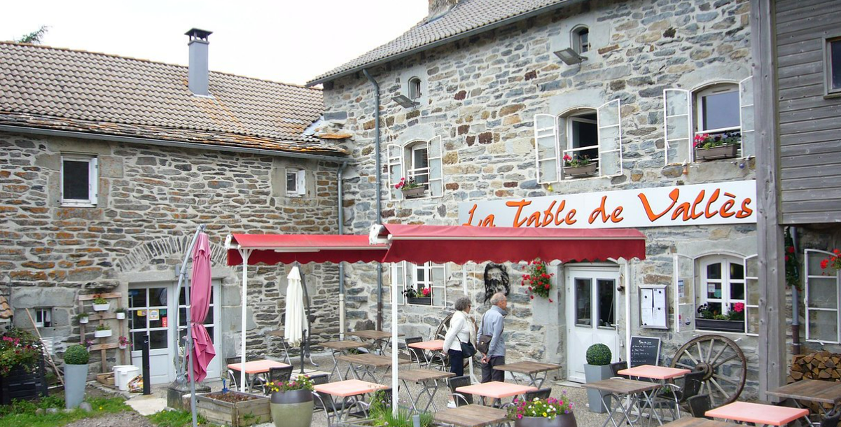 Au cœur de notre village de Chaudeyrolles, avec une clientèle locale et touristique, nous cherchons des gérants pour notre auberge communale.
Une salle de 50 couverts
Une grande terrasse avec vue sur le Mézenc
Cuisine équipée 
Licence 4
Un appartement de fonction
600€ pour l'auberge
350 pour l'appartement