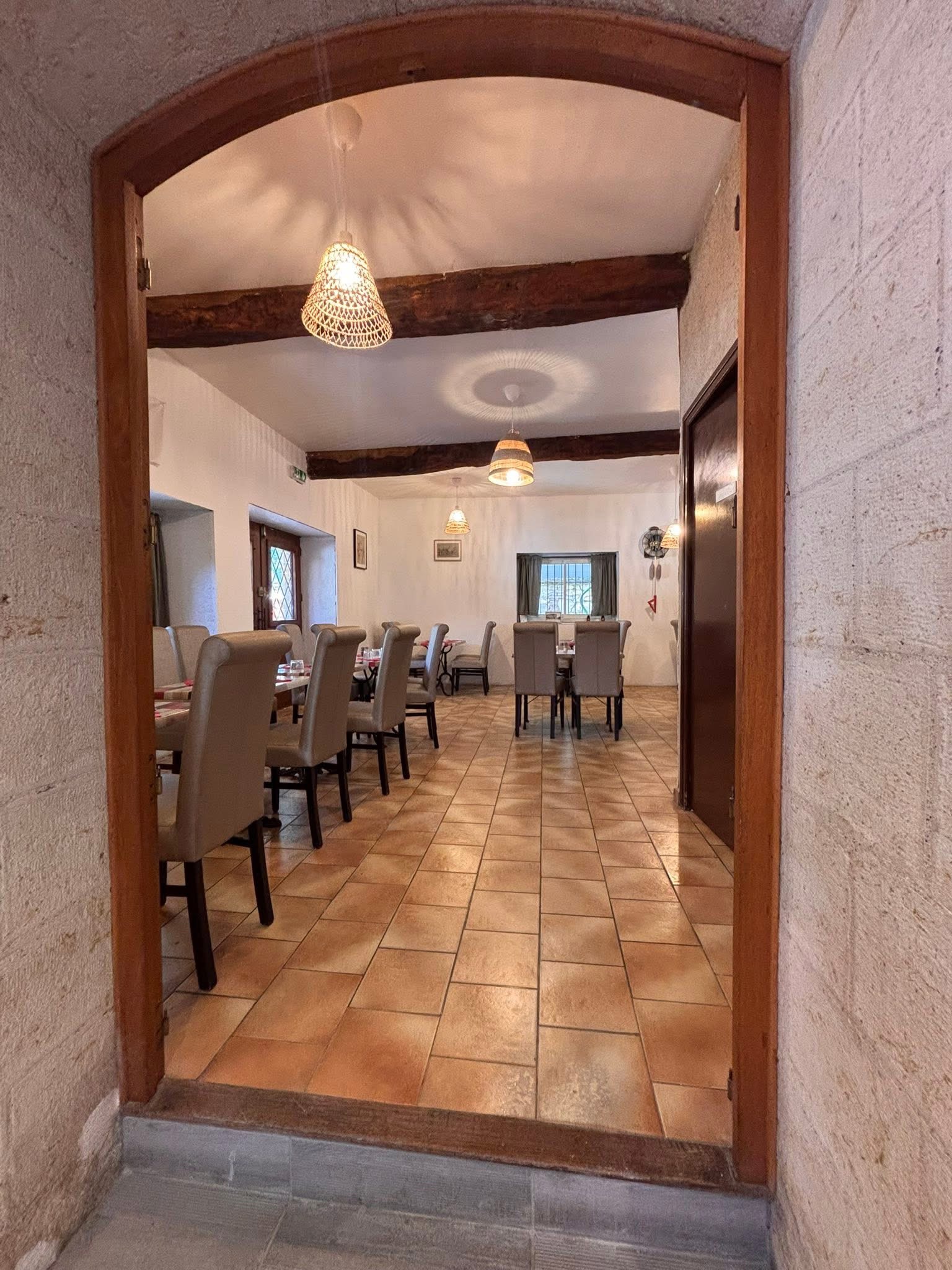 Vend fond de commerce bar restaurant 
30 couverts intérieur 
30 couverts extérieur (terrasse couverte) 
Bar intérieur + extérieur + terrasse de bar

Charmant restaurant de village, situé à 8km d'Auch.
Village comprenant 500 habitants, une école allant de la maternelle au cm2

L'affaire fonctionne actuellement du lundi au vendredi midi (menu ouvrier), possibilité de développer les soirs et week-end. 
Service de poste, gaz, et journaux est déjà en place. 
Cuisine toute équipée, prêt à travailler.

Avec logement (T3 au dessus entrée indépendante) idéal pour couple 
Licence IV
Bar + restaurant refait à neuf il y a 1an.

Plus de renseignements ou plus de photos contactez en privé