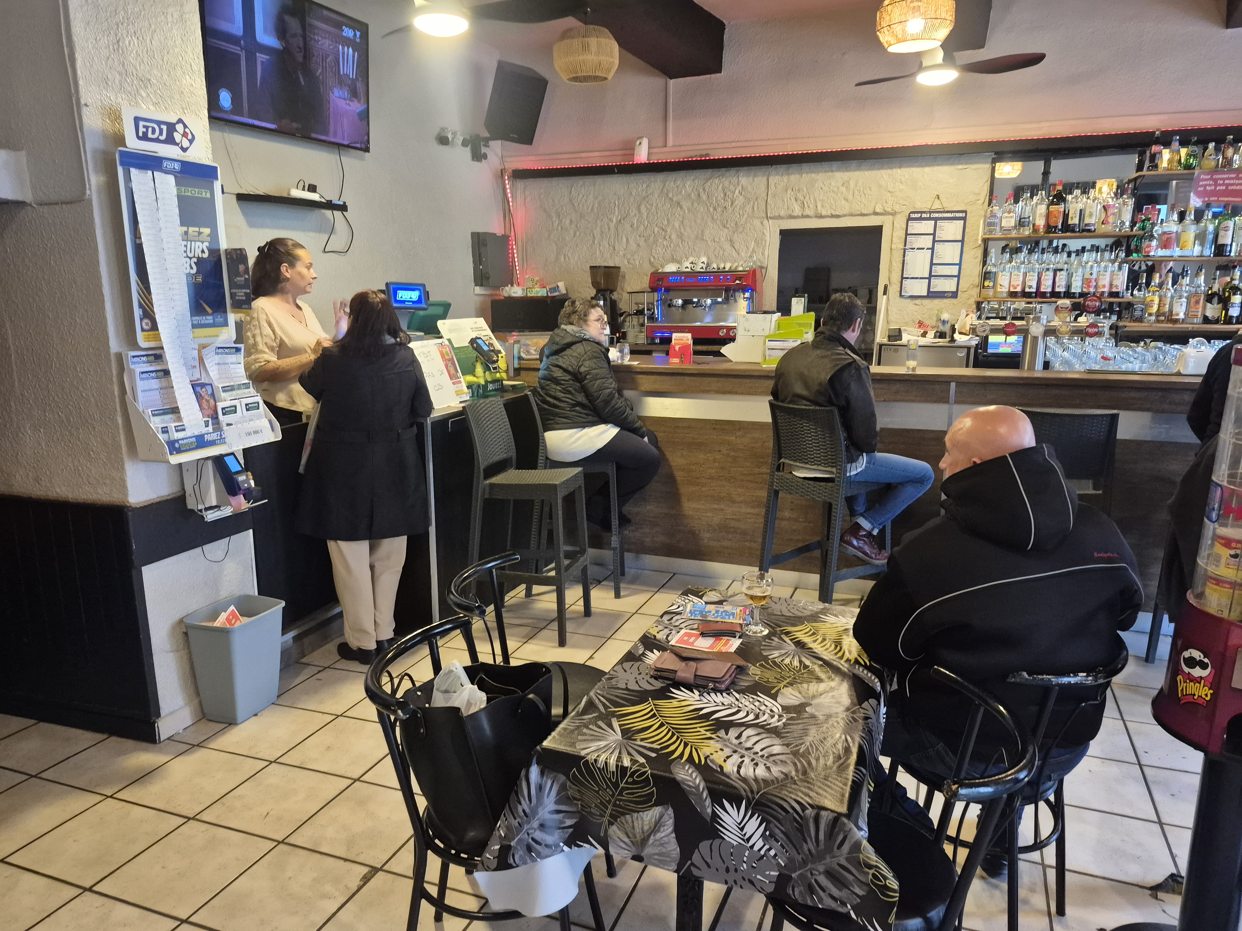 Bonjour, je met en vente mon bar Pmu Fdj sur la commune de Cazouls les Béziers dans l'hérault, commune de 5200 habitants avec toutes commodités,  le bar ce situe sur la place centrale du village
Le bar ce compose d'une cuisine pour du snacking ,un pièce principale et une autre pour salle de jeu ou table 
Le plus appartement de fonctions au dessus du commerce le loyer 1230 euros par mois 
Prix 80000 négociable 
Pour toutes questions n'hésite pas a me contacter cordialement
