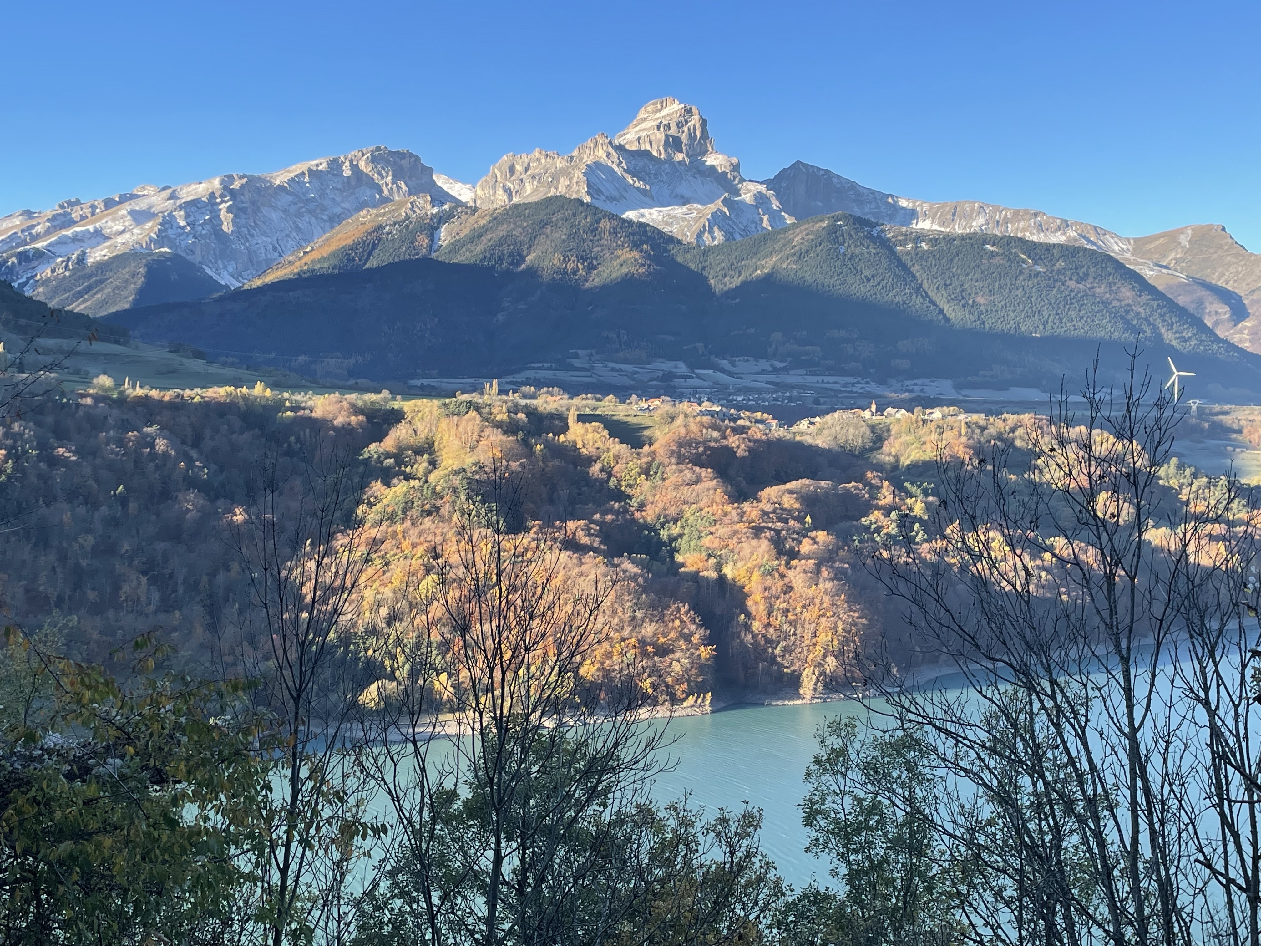 🍽 VOUS AVEZ UN PROJET DE RESTAURATION TRADITIONNELLE, DE SNACK, PIZZA, OU AUTRE CHOSE ENCORE ? C'est le moment de vous décider : bientôt il sera trop tard pour commencer la saison ! Oui, bien sûr, ce restaurant fonctionne actuellement toute l'année, mais quoi de mieux que de commencer à la belle saison, lorsque les touristes de montagne, les campeurs du Lac du Sautet, les amateurs de voile, les amoureux de Via Ferrata et les visiteurs de ND-de-la-Salette sont là ? 

Marre de la ville, de la pollution, des transports ? Venez vivre au rythme de la montagne, dans un joli cadre à dimension humaine.  PRIX PLUS QUE RAISONNABLE POUR CE FONDS DE COMMERCE qui marche bien (même notre comptable nous dit que notre prix de vente est très bas), mais nous, ce que l'on veut, c'est que ce lieu continue de vivre après notre départ en retraite. Alors n'hésitez plus !

LOCALISATION
Le restaurant est situé dans un village sur la route Napoléon (très fréquentée) entre Gap et Grenoble, à la limite de l'Isère et des Hautes-Alpes (d'où l'annonce dans les deux départements), au pied des Écrins, à 3km du lac du Sautet, 14km de la Salette (2e lieu de pèlerinage en France), proche du Valgaudemar, du Champsaur et des stations de ski du Dévoluy ou d'Orcière-Merlette.
Corps est un village toutes commodités : commerces, école, maison médicale, pharmacie, agence postale, cinéma itinérant, nombreuses associations.

LE RESTAURANT
- Une salle pouvant accueillir 24 convives (32 m²), avec une petite terrasse pouvant recevoir 4 couverts supplémentaires.
- Une cuisine équipée et d'un coin bar (14 m2). Elle permet aujourd'hui de servir 24 couverts en salle (cuisine traditionnelle) et 40 à 50 plats si c'est à emporter. Bien davantage si vous faites une restauration de type snack ou pizza.
-  Un cabinet de toilettes avec lave-mains et WC indépendant (4 m²).
- Une réserve aménagée en sous-sol (30 m²), accessible depuis le restaurant par un escalier, et possédant une entrée spécifique donnant sur la rue pour les livraisons. 

CLIENTÈLE
Répartie également entre clientèle de passage et clientèle locale.

LA VENTE DU FONDS DE COMMERCE COMPREND :
- Le droit au bail 3/6/9 qui court jusque fin septembre 2030.
- La licence III.
- La clientèle et son carnet d’adresses (1400 contacts en 2025).
- Le matériel de cuisine et le mobilier.
- Le site Internet, la plateforme de réservation en ligne, la page FB.
- Son enseigne.
- Pas de salarié à reprendre.

CHIFFRES : ÇA MARCHE !
- CA : 163 000 € en 2023, établissement fermé en 2024, 106 500 € en 2025 car reprise avec petit rythme dû à nos grands âges 😉
- Loyer : 794 € / mois
- Taxe foncière annuelle : 547 €

DÉVELOPPEMENTS POSSIBLES
Nous avons exploité ce restaurant avec la capacité de nos âges (57 et 66 ans) c'est à dire à notre petit rythme. L’activité peut évoluer vers une extension des horaires d’ouverture ou vers un autre type d’offres :
- Développement des plages horaires (ouverture tous les midis, ouverture midi et soir en période estivale.)
- Développement de la vente à emporter qui aujourd’hui ne constitue qu’une toute petite part ou d’une restauration rapide avec des produits de qualité (sandwichs, salades, pizzas...).
- Développement de la limonaderie ou salon de thé ou petits déjeuners.
- Développement d’un dépôt de pain ? (Le village n’a plus de boulangerie depuis septembre 2025).
- Étudier la possibilité de monter une terrasse provisoire de l’autre côté de la route pour la période estivale (voir avec la mairie, on nous l'avait proposé l'an passé).

Y A PLUS QU'À !
Immédiatement opérationnel ! Ouvrez demain et le restaurant se remplit ! C'est à vous maintenant !

Florence et Jean-Marie.