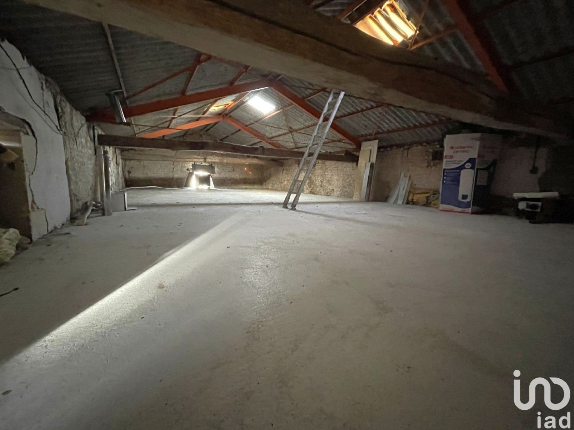 Bonjour, mon Local d'activités, actuellement en salle de Yoga, est à vendre, à Nancras près de Saintes/ Royan=> peut devenir un logement PMR
58 M2 parking, pas de jardin
Actuellement, je loue aux profs par créneaux horaire
163000€ FAI agence IAD
et sans agence 155000€
Si vous connaissez un prof intéressé pour exercer et continuer les locations aux profs en place
@Salle La Rochelaise sur Facebook

145m2 au sol , plus la plate forme au dessus de 148 m2
Téléphone : +33770700358