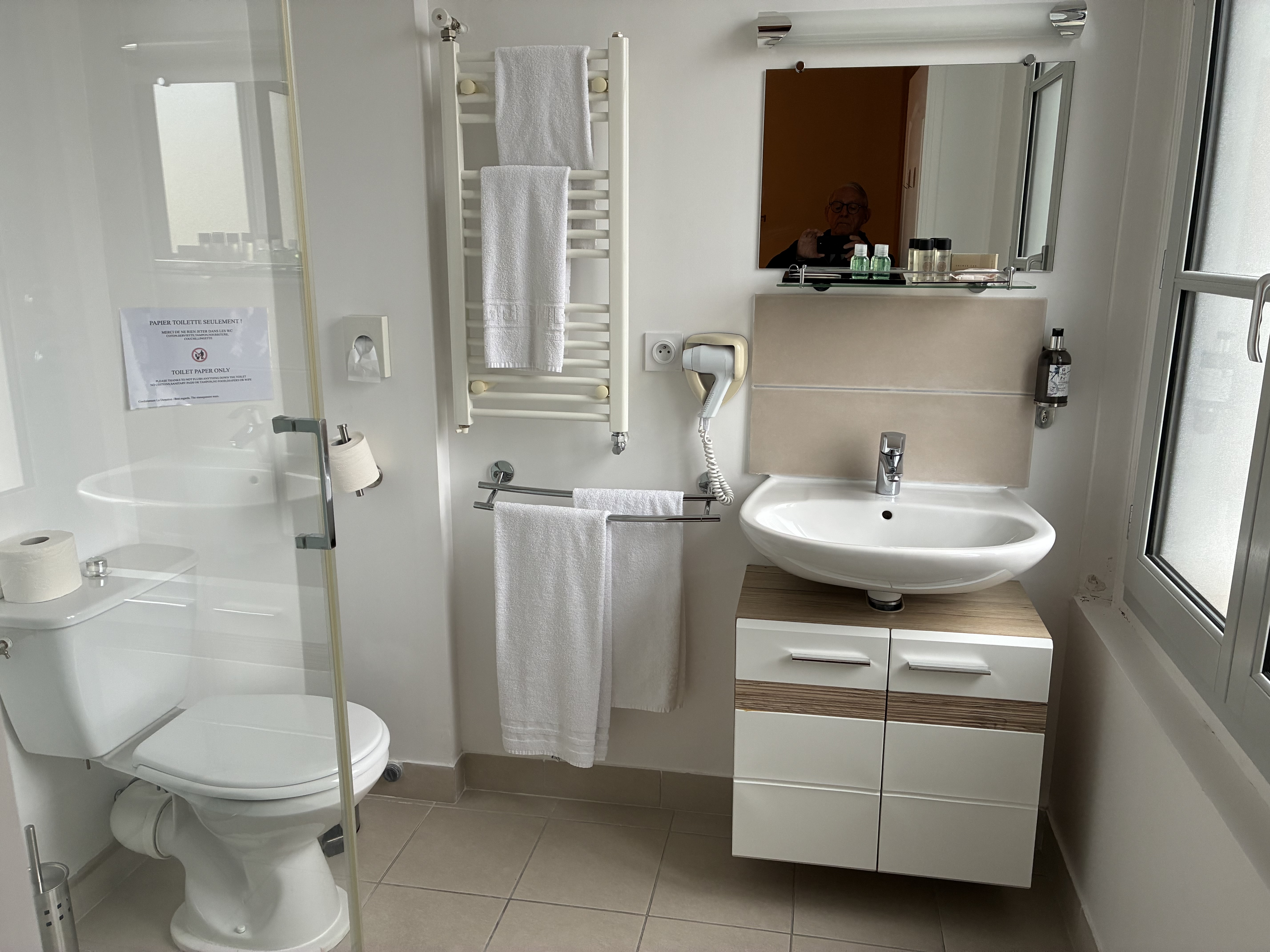 Le fonds de commerce mis à la disposition du porteur de projet est situé à proximité du cœur de ville, dans un ancien relais de poste du XVIIIe siècle, 7 rue du Faubourg Saint-Martin 89600 Saint-Florentin. D’importants travaux de réhabilitation et de mise aux normes ont été réalisés par la Communauté de communes depuis 2022.

Description : 

Salle de réception et de restaurant (70 couverts) : 120 m2
• Cuisine entièrement rénovée (matériel, sols, murs et plafond) avec chambre
froide : 75 m2
• Salon cosy(30 m2 ), espace bar (21 m2), terrasse dans cour intérieure,
• 16 chambres rénovées sur 2 étages (dont une PMR en RDC) sur 630 m²,
• chauffage gaz de ville (chaudière neuve),
• parking intérieur neuf places,
• toiture neuve,
• logement de fonction sur place (150 m²) avec une pièce de vie de 50 m², trois
chambres et deux salles de bain.

Montant du loyer : 

Le fonds et les murs seront loués moyennant une redevance mensuelle de
3 000 euros hors taxes (bail 3/6/9 ans).
Le preneur supportera également l’ensemble des charges locatives et devra acquitter en sus de la redevance globale, les impôts, contributions, assurances et taxes dues pour l’exploitation du fonds de commerce (taxe foncière de l’ordre de 8 000 euros/an).