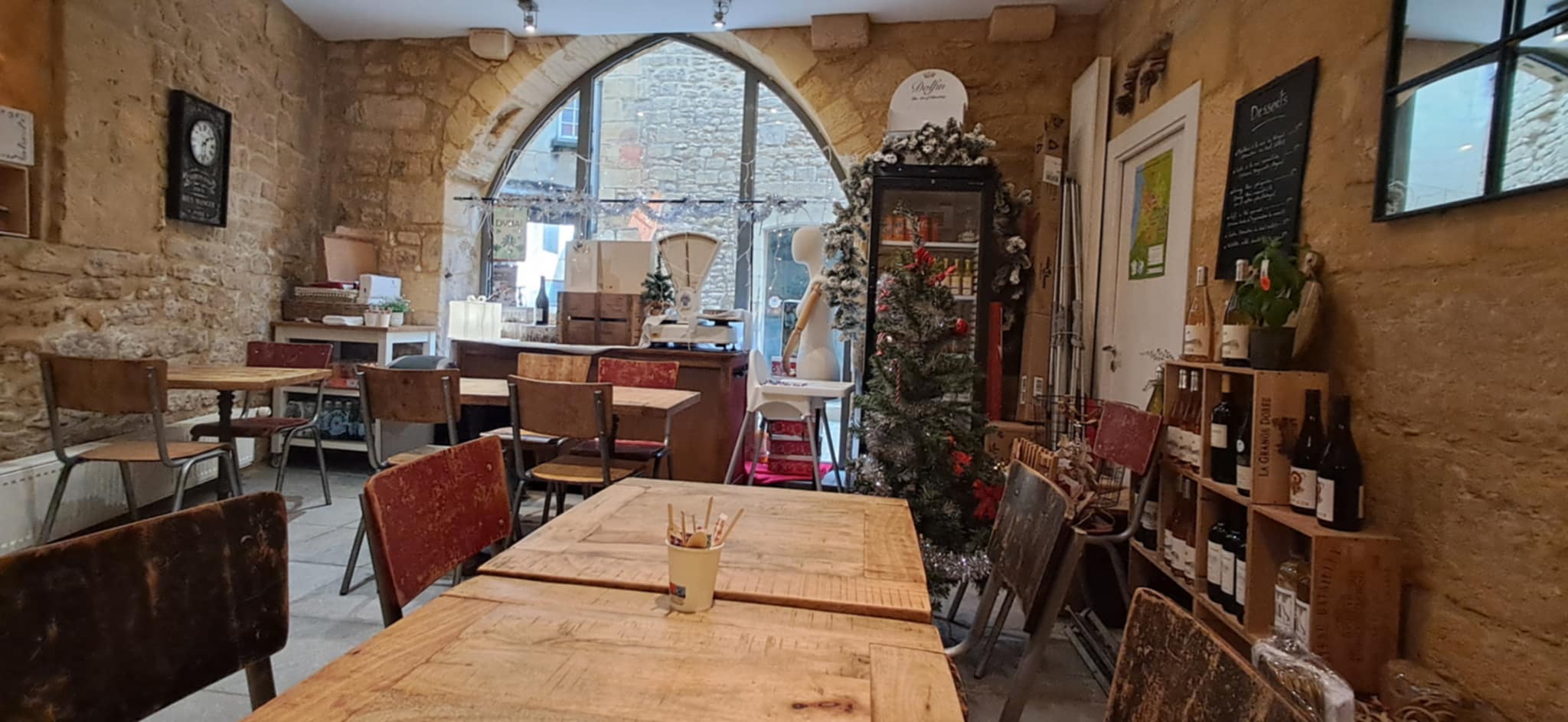 Situé au coeur du centre historique de Sarlat, capitale du Périgord noir, ce fonds de commerce est spécialisé dans la vente de produits d'épicerie fine et de produits régionaux.
Il possède également un rayon frais avec des fromages et charcuteries à la coupe, un espace arts de la table/cadeaux/décoration et une petite restauration sur place ou à emporter.
8 ans d'existence - Clientèle locale fidèle et clientèle touristique. Très bonne renommée. Commerce reconnu pour la qualité et la diversité de ses produits
CA 2025 : 159 000 K€ - Effectif équivalent temps plein sur une année = 1,2.
Activité ouverte à l’année avec pics saisonniers en périodes touristiques (vacances scolaires, jours fériés et été) et pendant les fêtes de fin d’année.
Local commercial de 103m2 en surface au sol (86m2 en loi Carrez), rénové en 2017, chaleureusement agencé et réparti en plusieurs univers.