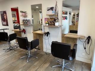 Salon de coiffure bon état
Petit plus un appartement de 100 m2 (  photo sur demande )

Gros potentiel à développer commune en plein essor à proximité : 
Gare et divers commerces 

Bonne situation géographique 

Prix salon de coiffure  : 49 000 €
Prix total : 150 000 €