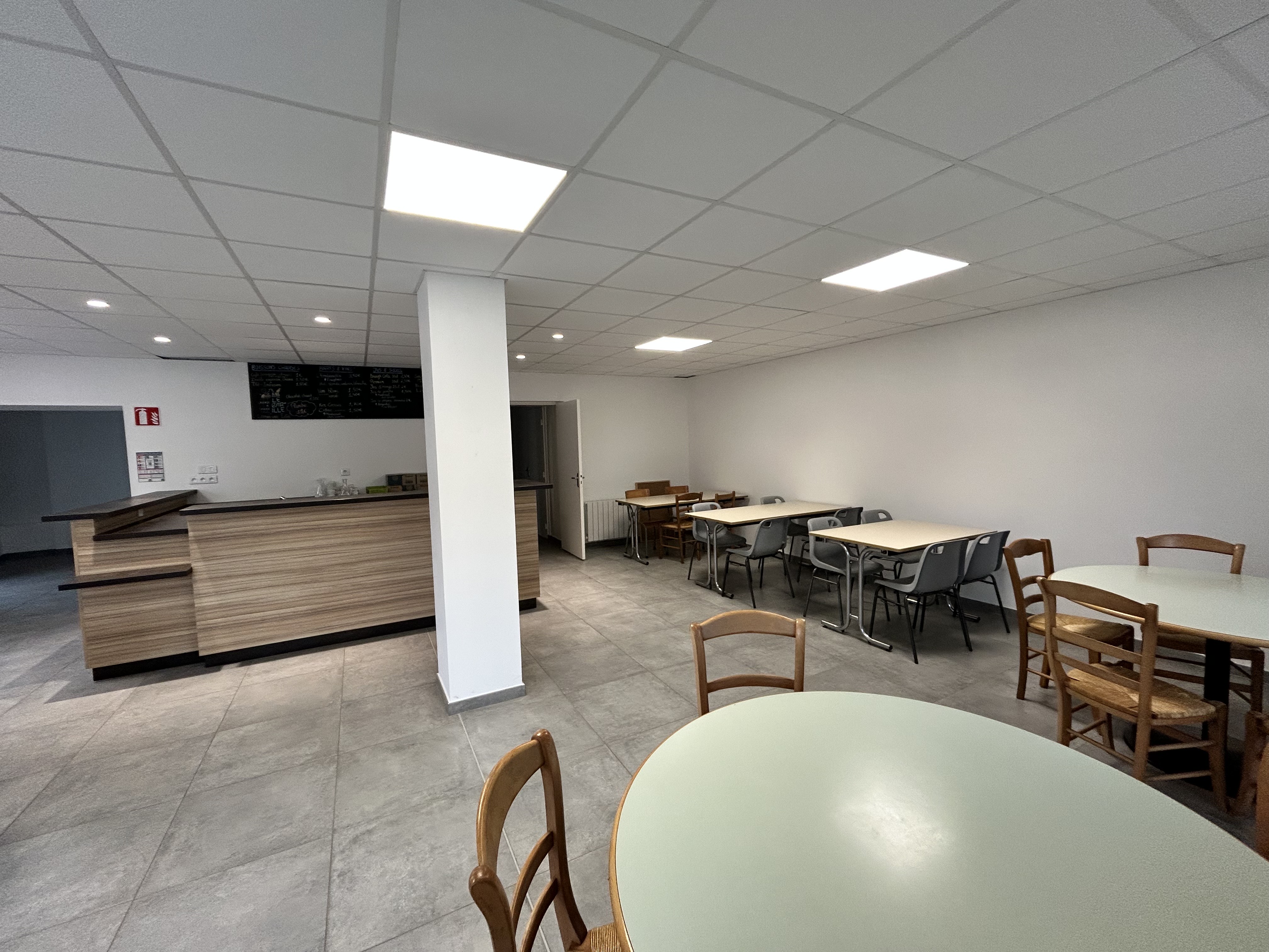 La commune de Parcé (Ille-et-Vilaine), 40 minutes de Rennes, propose la mise en location-gérance d'un commerce multi-services.
- bar avec Licence IV, 
- épicerie de première nécessité, 
- dépôt de pain, 
- restauration rapide,
Loyer attractif : 250€/mois  
Un espace prêt à l'emploi, à personnaliser selon votre vision !
Pour candidater : 
Par voie électronique : contact@parce.fr
Voie postale : Mairie de Parcé, 1 rue de la Bascule 35210 Parcé
02.99.97.64.63