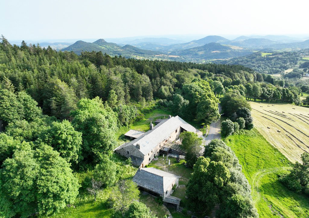 LOCATION-GÉRANCE OU BAIL COMMERCIAL 3, 6, 9

Opportunité unique : 

Située aux portes du Meygal, à 1160 mètres d'altitude, l'Auberge de Marliou est un lieu emblématique qui allie le charme d'une ferme historique du 18ème siècle à une exploitation de restauration et d'événementiel réputée et performante.
Devenue une référence pour les mariages, banquets et séminaires, cette bâtisse traditionnelle rénovée avec des matériaux nobles (lauzes, cèdre, sapin) offre un cadre bucolique et une vue imprenable, à seulement 45 minutes de Saint-Étienne et 1h30 de Lyon.

UN ÉTABLISSEMENT CLÉ EN MAIN ET PERFORMANT

Chiffre d’affaires consolidé sur les 3 dernières années : entre 550 000 € et 600 000 €.
La reprise inclut :
- Le droit au bail commercial (3, 6, 9 ans) pour l’activité de restauration, hébergement et événementiel, incluant un pas-de-porte.
- L’ensemble du mobilier et des équipements professionnels nécessaires à une exploitation immédiate.
- La Licence IV.
- La dénomination commerciale « Auberge de Marliou en Meygal » et son identité visuelle.
- Un site web moderne et fonctionnel.
- Un portefeuille de photos professionnelles valorisant les espaces.

LE LIEU : UN CADRE EXCEPTIONNEL DE PLUS D'UN HECTARE

Issue d'une rénovation d'envergure, l'auberge a été pensée pour l'accueil et la convivialité, tout en préservant son âme authentique.

1. Espace Restauration & Réception (environ 435 m²)
Plusieurs salles de restaurant au charme rustique et chaleureux (poutres apparentes, grand escalier en cèdre, bar en sycomore).
Une grande salle de réception à l'étage, idéale pour les événements (capacité totale de 306 personnes - ERP).
Une cuisine professionnelle entièrement équipée (40 m²), fonctionnelle et adossée à des réserves et locaux techniques (80 m²).
Bureau, sanitaires, monte-plat.

2. Espace Hébergement (environ 190 m²)
Un logement indépendant en rez-de-chaussée (70 m²) : séjour avec poêle, cuisinette, 2 chambres, salle d'eau.
À l'étage et combles aménagés (120 m²) : dortoirs avec salle d'eau et WC, parfaits pour l'accueil de groupes.

3. Dépendances & Extérieurs (Superficie totale : 1 ha 02 a 37 ca)
Dépendance en pierres et lauzes (90 m²) à aménager selon votre projet.
Préau couvert (65 m²) pour les cocktails et événements extérieurs.
Four à pain traditionnel en état de marche.
Vaste terrain avec forêt et retenue d'eau, offrant un cadre naturel et paisible.

UN LIEU À FORT POTENTIEL ÉVÉNEMENTIEL

L’Auberge de Marliou est une toile blanche pour votre projet. Sa configuration, sa capacité et sa notoriété permettent d'envisager de multiples axes de développement :
- Pôle de gastronomie valorisant les produits du terroir.
- Mariage de plus de 25O convives.
- Privatisation pour cérémonie privée (anniversaire, fête de famille)
- Lieu de séminaires d'entreprise au vert.
- Centre de stages (bien-être, artistique, culturel).
- Développement de l'offre d'hébergement avec l'aménagement de la dépendance.

INFORMATIONS TECHNIQUES 

Certification ERP : Validée le 12/10/2021, type N, 3ème catégorie pour un effectif de 306 personnes.
Chauffage au gaz et pellets, eau : Chaufferie bois déchiquetés - avec radiateurs à eau chaude + ventiloconvecteurs
Diagnostic de Performance Énergétique (DPE) : Réalisé le 07/07/2023.
Consommation énergétique : Classe C (Bâtiment économe).
Émissions de gaz à effet de serre : Classe B (Faibles émissions).

Vous êtes un professionnel passionné, porteur d'un projet ambitieux et prêt à écrire le nouveau chapitre de ce lieu chargé d’histoire ?

Location-Gérance ou Bail commercial 3, 6, 9 avec Pas de porte et cession actifs (mobilier, licence IV, site web de réservation et marque commerciale).
Conditions à discuter et ouvert à toutes propositions sérieuses avec des professionnels ayant des références et une expérience reconnue dans ce domaine.

Pour obtenir le dossier complet, les détails financiers et organiser une visite, veuillez contacter :
Frédéric Malinet
frederic.malinet@lim.eu