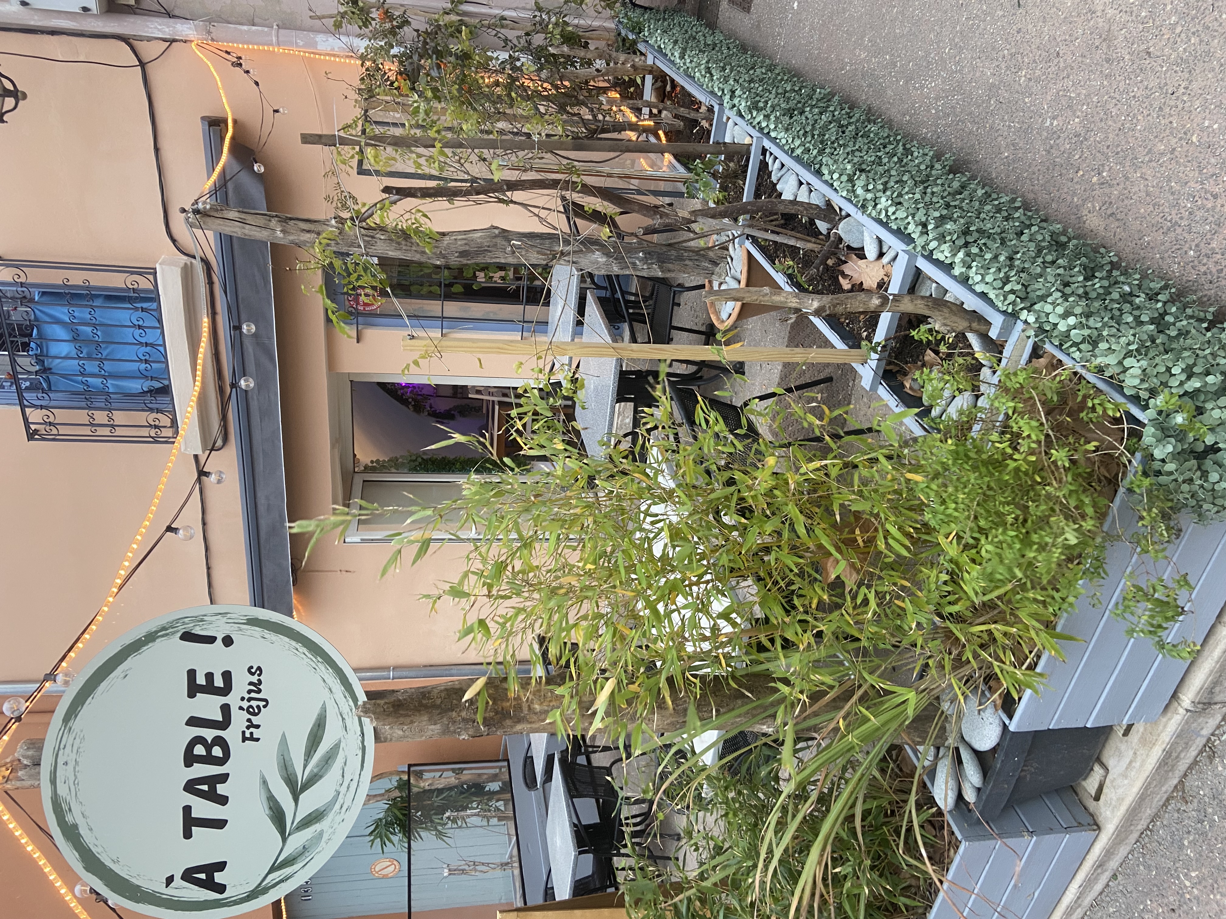 À vendre – Fonds de commerce Restaurant Traditionnel

Opportunité clé en main !
Situé dans un emplacement attractif, ce charmant restaurant traditionnel dispose d’une capacité de 20 couverts en salle et 30 en terrasse.
	•	Centre Historique à 10min de la plage 
	•	Cuisine entièrement équipée avec matériel professionnel en parfait état
	•	Décoration chaleureuse et ambiance conviviale
	•	Clientèle fidélisée, idéale pour reprise immédiate
	•	Aucun travaux à prévoir – exploitable dès la signature

Idéal pour un(e) professionnel(le) de la restauration souhaitant se lancer ou développer une activité déjà florissante.

💰 Prix : 65.000€ négociable 
      ( Possibilité Crédit Vendeur )
📞 Contact : Mr FARASSE, ATable Fréjus 
06.59.94.04.68

Agence s’abstenir !