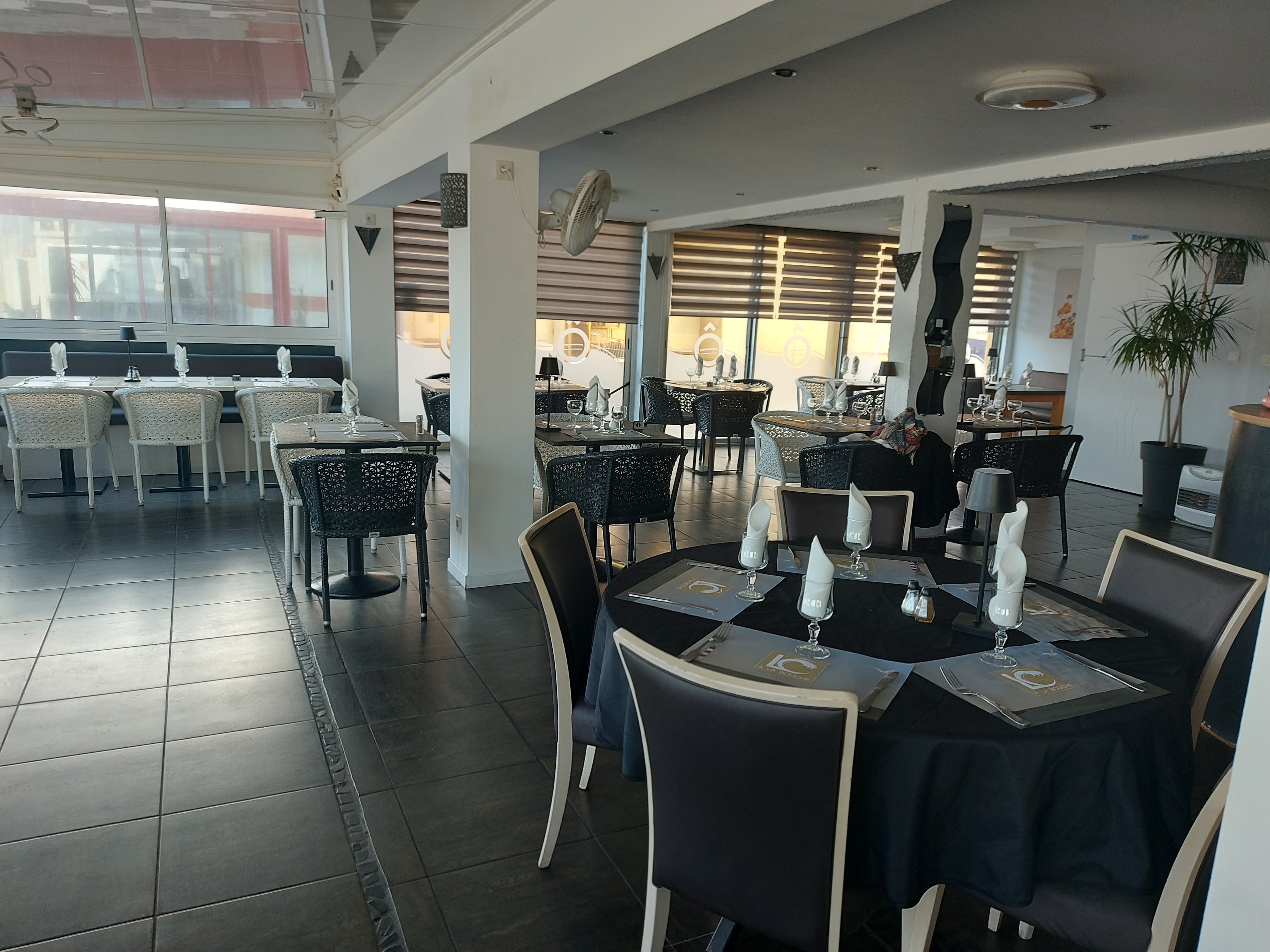 Opportunité de reprise d'un restaurant traditionnel idéalement situé face à la Méditerranée, bénéficiant d'une excellente visibilité et d'un environnement privilégié sur le littoral audois.

 

Exploité depuis plus de 20 ans, l'établissement bénéficie d'une clientèle fidèle composée à la fois de résidents locaux, de touristes et de visiteurs de passage. Ouvert à l'année, son emplacement stratégique en bord de plage lui permet de bénéficier d'une forte attractivité durant la saison estivale tout en conservant une activité régulière hors saison. 

Le restaurant dispose d'une capacité d'accueil d'environ 140 places, réparties entre une salle intérieure d'environ 80 couverts et une agréable terrasse de 60 places avec vue mer.

L'outil de travail est particulièrement qualitatif : cuisine professionnelle entièrement équipée, matériel entretenu et en bon état, mobilier récent en salle comme en terrasse. Aucun investissement significatif n'est à prévoir, permettant une reprise immédiate de l'activité dans d'excellentes conditions.

L'affaire réalise un chiffre d'affaires annuel d’environ 320 000 € et présente encore des perspectives de développement pour un repreneur souhaitant renforcer certains axes d'exploitation ou de communication.

 

Cette affaire conviendra particulièrement à un professionnel de la restauration ou à un couple d'exploitants recherchant un établissement clé en main dans un cadre de vie privilégié en bord de mer.

 

Dossier complet et informations financières disponibles après premier échange et engagement de confidentialité.
Annonce gérée par la CCI Aude, premier contact par email à m.marcer@aude.cci.fr