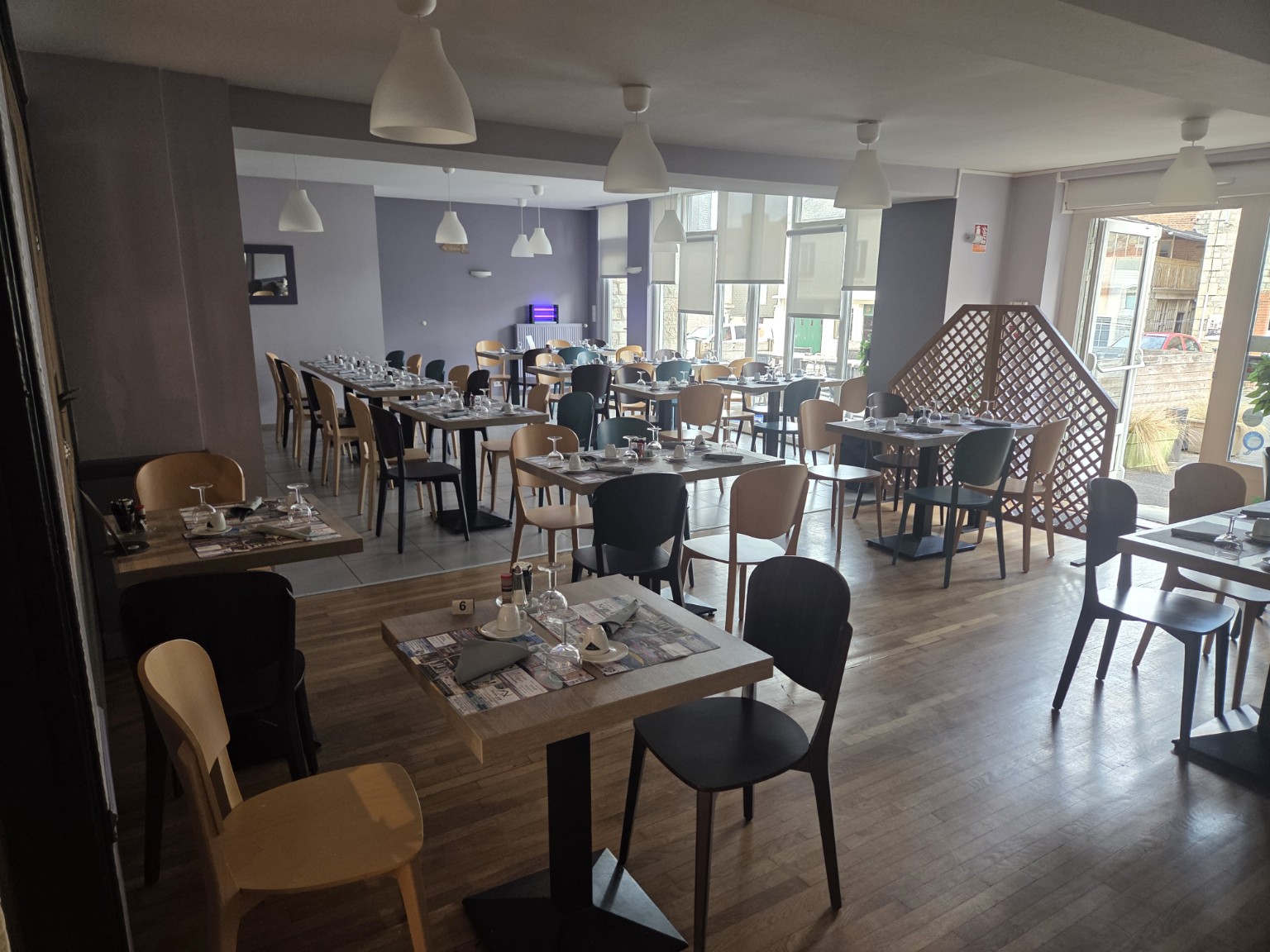 Belle affaire  à reprendre dans une commune dynamique et agréable.
Nous vendons notre fonds de commerce Bar – Tabac – Restaurant, une affaire pérenne, bien implantée et bénéficiant d’une clientèle fidèle.
L’établissement propose plusieurs activités complémentaires : bar, tabac, restaurant, PMU, jeux et paiement de proximité.
Après plusieurs années à faire vivre ce commerce, nous souhaitons aujourd’hui passer le relais à un repreneur qui pourra poursuivre l’activité et lui donner un nouvel élan.
 Activité:
Bar – Tabac – Restaurant – PMU – Jeux – Paiement de proximité….
L’établissement est ouvert du lundi au vendredi de 7h à 19h et le samedi de 8h à 12h.
La restauration est proposée uniquement le midi, du lundi au vendredi, avec une capacité d’environ 64 couverts.
Ces horaires laissent également de belles possibilités de développement pour un repreneur souhaitant accroître l’activité.
LES ATOUTS
Fonds de commerce : 125 000 €
Commune dynamique
Affaire pérenne et bien implantée
Clientèle fidèle
Activités diversifiées
Bar
Tabac
Restaurant
PMU
Jeux
Paiement de proximité
Environ 300 m²
Salle de restaurant d'environ 40 couverts
Cuisine professionnelle
Logement sur place
Horaires actuellement raisonnables
Potentiel de développement important

Vente du fonds de commerce uniquement.
Les murs sont la propriété de la commune et sont exploités dans le cadre d’un bail commercial.
Loyer : 990 € HT par mois.
La superficie totale est d’environ 300 m², avec un logement lié à l’établissement.

🏠 Logement présent sur place, permettant au repreneur de vivre directement sur le lieu d’exploitation.
Les détails concernant le logement seront communiqués lors des échanges avec les personnes sérieusement intéressées.

💰 Prix de vente du fonds de commerce : 125 000 €
Loyer des murs : 990 € HT/mois.

Contact
Renseignements complémentaires et visites uniquement sur rendez-vous.
Nous privilégions les contacts avec des personnes ayant un véritable projet de reprise.

❤️ Notre mot de fin

Après plusieurs années consacrées à cette affaire, nous souhaitons aujourd’hui passer le relais.
C’est une affaire où il y a du travail, une clientèle fidèle et encore de belles possibilités pour développer et accroître l’activité.
Nous espérons trouver un repreneur qui prendra autant de plaisir que nous à faire vivre ce commerce et à le faire évoluer.

⚠️ Agences immobilières
L’affaire étant déjà proposée par plusieurs agences, nous ne souhaitons pas de nouveaux mandats ni être contactés par d’autres agences ou intermédiaires. Merci de respecter notre choix.