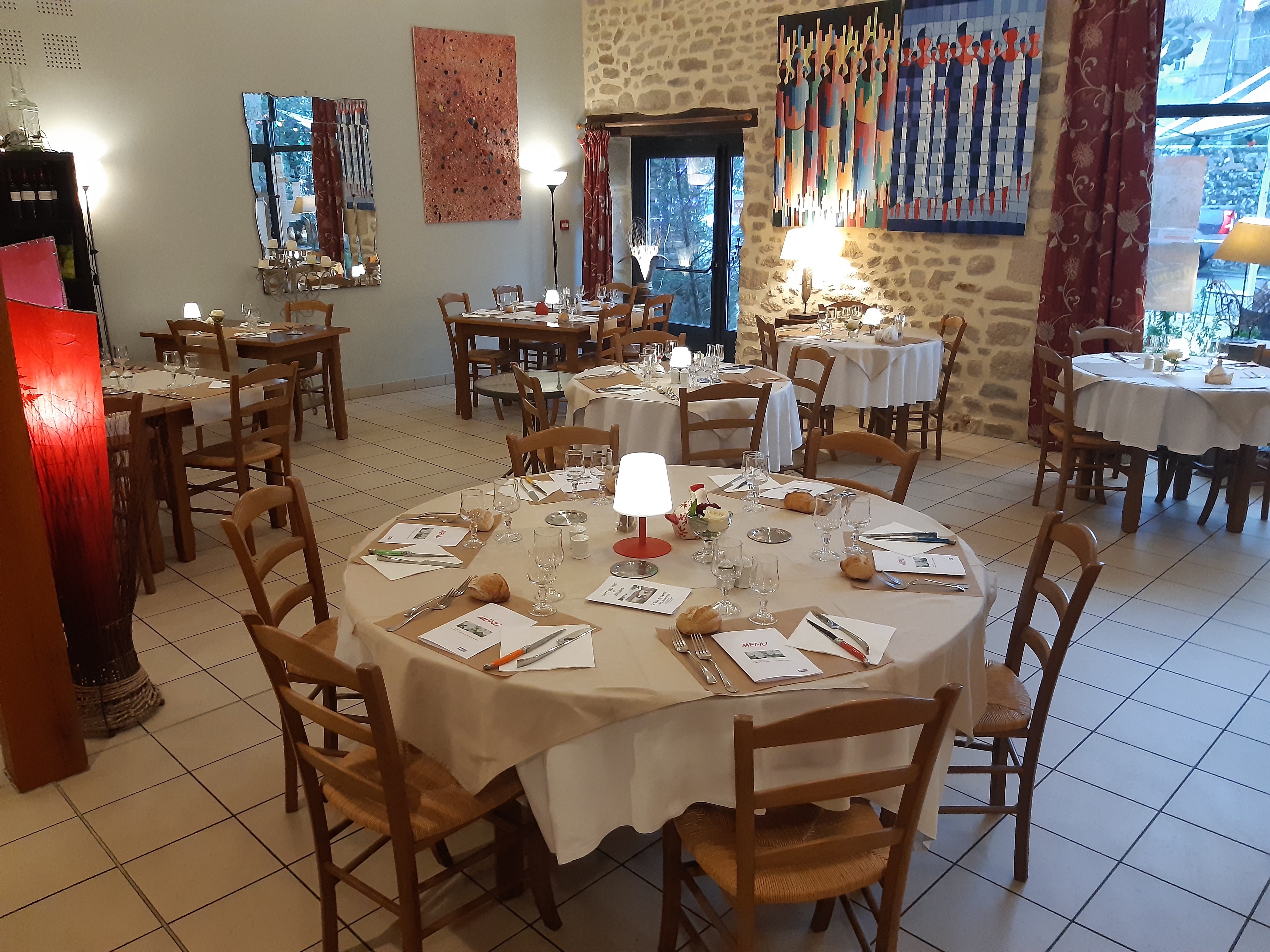 Le restaurant-bar La Table du Lavoir est installé dans un joli bâtiment communal, localisé au coeur du bourg de Montrol-Sénard.
Situé à mi-distance (15 kms) entre Saint-Junien et Bellac, ce petit village touristique, plein de charme, est distant  de 35 kms de Limoges.

Depuis 11 ans, Madeleine et Didier et leur équipe font vivre le restaurant qui est très apprécié par la clientèle, tant pour le cadre que pour la cuisine proposée. Mais, les années passent, et il est temps de lever le pied.

Bénéficiant de la forte attractivité des Monts de Blond et du lieu de mémoire très visité d'Oradour-sur-Glane, Montrol-Sénard est lui-même un écomusée, présentant la vie dans les campagnes au début du 20ème, au travers 17 lieux à visiter, aménagés par l'Association Nostalgie Rurale. 
Il est voisin immédiat de Mortemart, classé Plus Beau Village de France.

Le restaurant comporte une vaste salle lumineuse très agréable, de 50 couverts environ, une mezzanine avec 5-6 tables et une vaste terrasse tranquille, joliment fleurie.