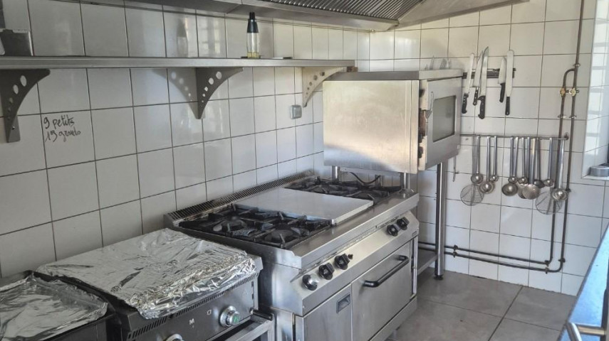 La mairie de Cantaous, charmant village des Hautes-Pyrénées situé sur le plateau de Lannemezan à 1h30 de l'Océan, à 2h00 de la Méditerranée et à moins d'1 h des stations de ski, recherche un gérant pour exploiter le restaurant communal, suite au départ de l'exploitant actuel.
Ce restaurant assure aussi la cantine scolaire pour le bonheur des 40 enfants de notre école publique.
L'établissement a été entièrement rénové et dispose de tout le matériel pour la restauration et bar (licence IV) 
Contact Mr Fetis Jean Claude, Maire
0785850734