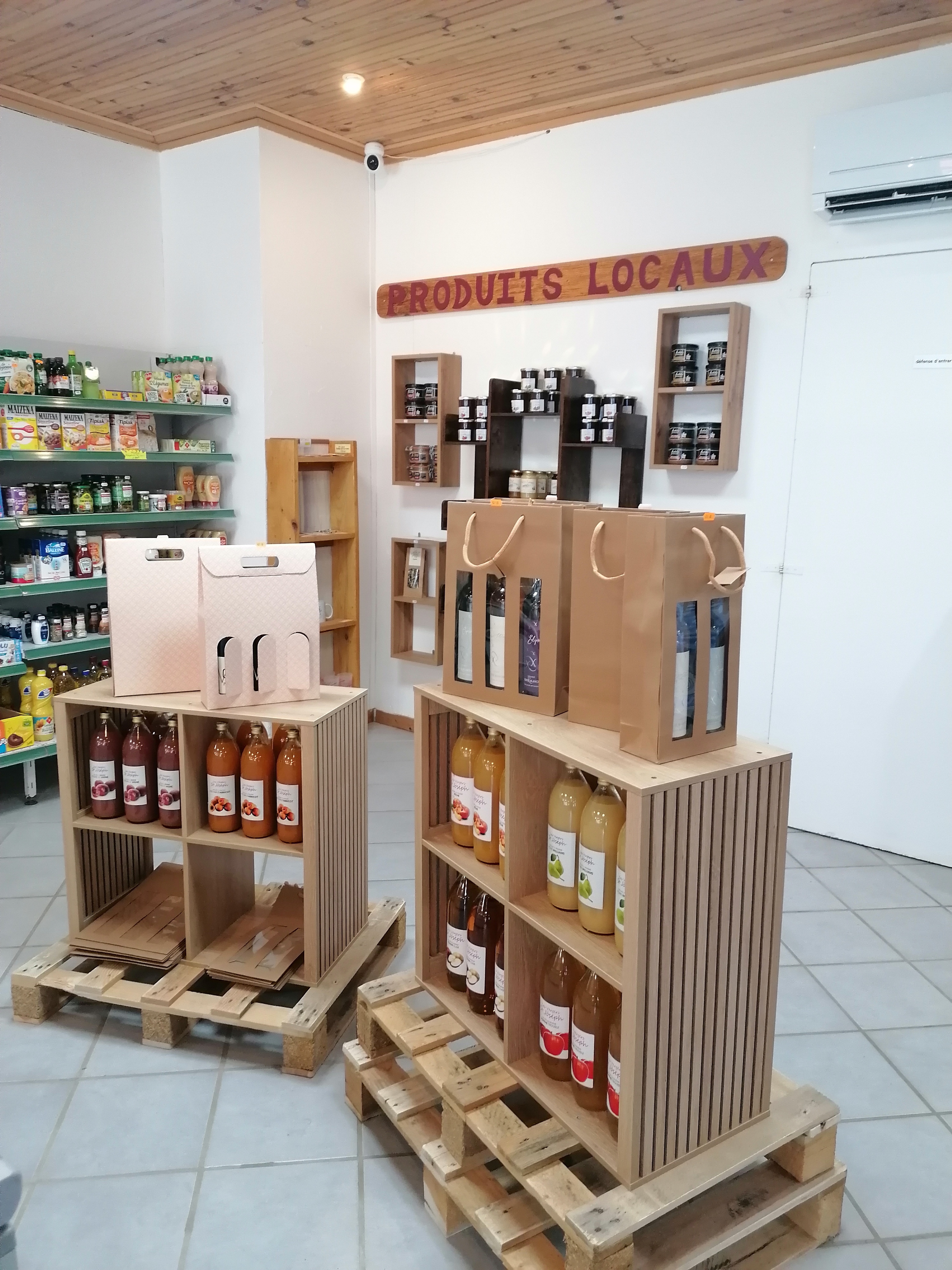 Description
Fond de commerce épicerie alimentaire
Surface de vente environ 90m2
Surface de la réserve environ 110m2
Produits locaux
Machine à glace GRANITA
Dépôt de pain
Articles de plage
Loyer actuel 300E
Logement non fourni
Travail pour une personne
Ouvert toute l'année
Située dans un village touristique avec 3
campings et des chambres d'hôtes. Piste
cyclable touristique "dolce via", plage
artificielle, kayak, acrobranche...