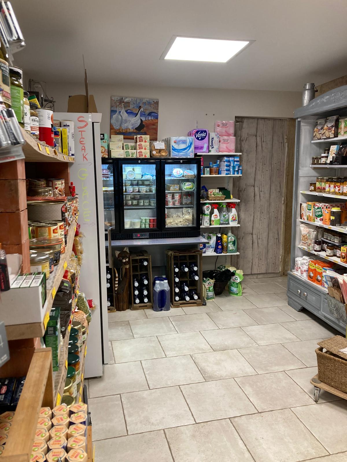 Vends épicerie cause retraite 
Situé au coeur du village de Marville (Village touristique renaissance)
Clientèle fidèle 
Équipements en parfait état prêt à l'emploi