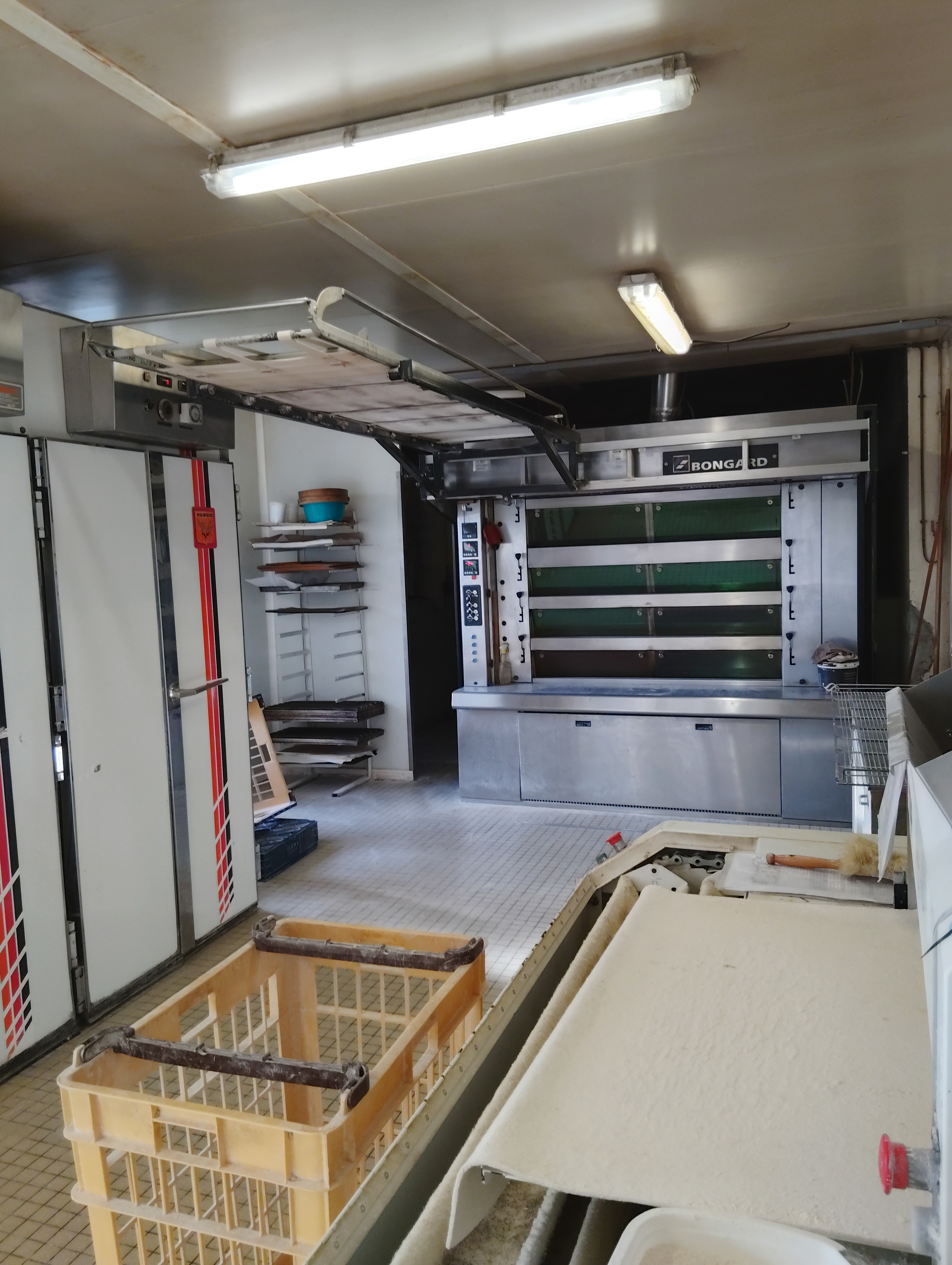 Boulangerie, pâtisserie en centre Bretagne, proche de la forêt de Brocéliande.
Fournil et labo spacieux, grand magasin.
Investissement et révision du matériel régulier.
180000 de chiffre d'affaire avec 5 semaines de congés par an.