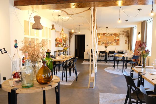 La commune de Sargé-sur-Braye recherche un professionnel de la restauration et de l'hôtellerie pour reprendre l'exploitation de son hôtel-restaurant communal, situé au cœur du village.
Description de l'établissement
Le bâtiment comprend :
Au rez-de-chaussée
•	Une salle de restaurant ;
•	Une cuisine professionnelle ;
•	Une réserve ;
•	Des sanitaires ;
•	Un local poubelles ;
•	Deux entrées indépendantes.
À l'étage
•	Deux chambres d'hôtel ;
•	Une lingerie ;
•	Une partie privative constituée d'un logement de fonction comprenant :
o	Un salon ;
o	Trois chambres ;
o	Un bureau ;
o	Une salle de bain ;
o	Des toilettes.
Dépendances
•	Une cave ;
•	Un grenier.
La commune est propriétaire des murs ainsi que de la licence IV, qui sera mise à disposition du futur exploitant dans le cadre d'une location.
Un environnement favorable à l'activité
Située dans le Perche, la commune de Sargé-sur-Braye bénéficie d'un cadre de vie agréable et d'une situation géographique attractive, à seulement 20 minutes de la gare TGV de Vendôme.
Le village dispose de commerces et services de proximité :
•	Boulangerie ;
•	Épicerie ;
•	Agence postale communale ;
•	Bar-tabac ;
•	Salon de coiffure ;
•	Salon de coiffure et institut d'esthétique.
La commune dispose également d'un camping municipal saisonnier, constituant un apport de clientèle supplémentaire pour l'activité de restauration et de débit de boissons pendant la période touristique.
L'hôtel-restaurant occupe une place importante dans la vie locale et représente une opportunité pour un professionnel souhaitant développer une activité dans un territoire dynamique et accueillant.
Candidatures et renseignements
Les personnes intéressées sont invitées à contacter la mairie de Sargé-sur-Braye pour obtenir le dossier de présentation, les conditions de location et organiser une visite de l'établissement.