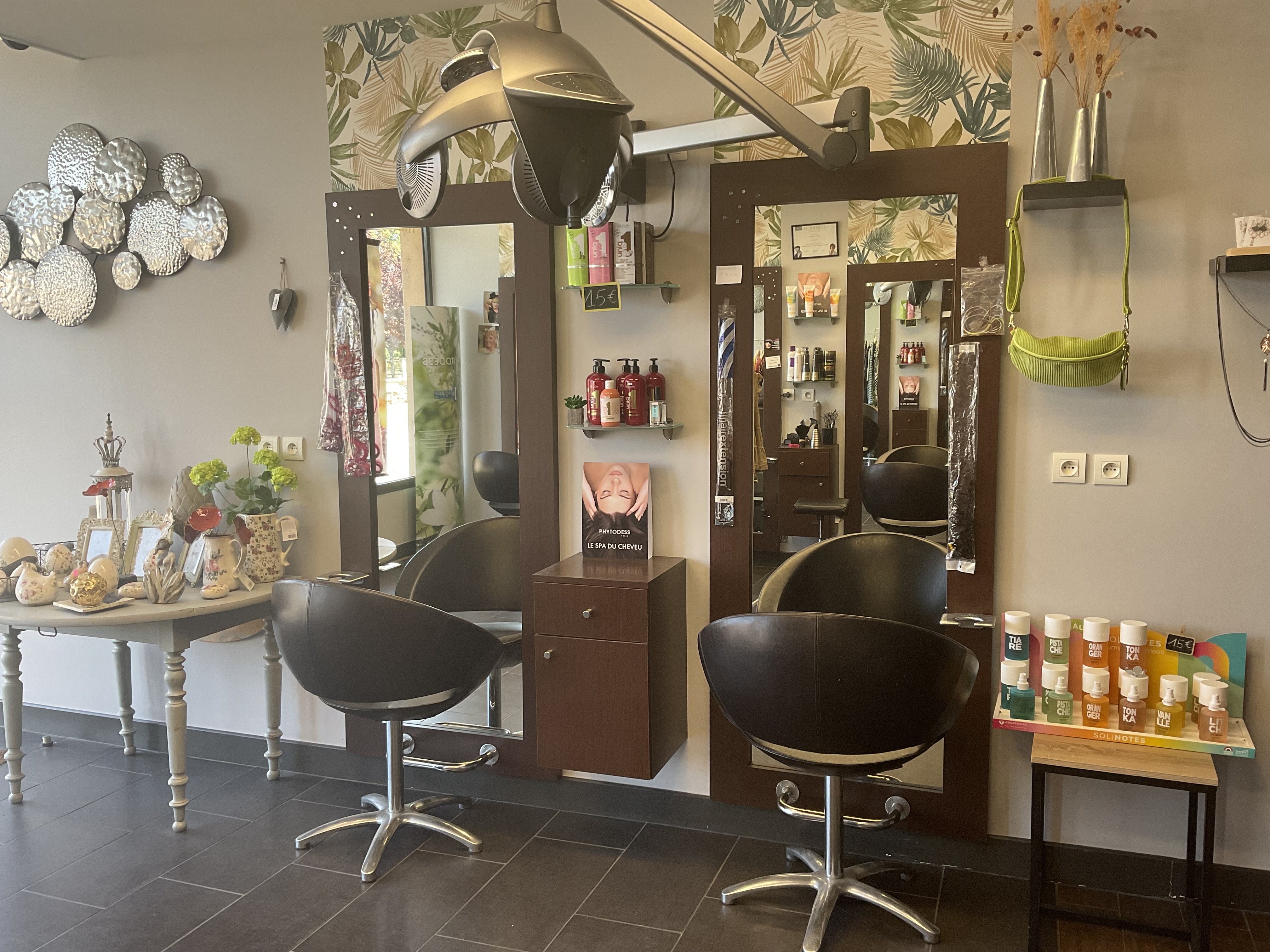 Fond de commerce   Salon de coiffure clé en main à Saint-florent sur-Cher  dans zone commerciale (boulangerie , boucherie, tabac presse, épicerie pharmacie et collège)
Petite ville en plein développement industriel 
Saisissez une belle opportunité de reprise avec ce salon de coiffure de 55m2 idéalement situé à Saint-florent -sur-Cher, sur un axe très passant, à seulement 10 km de Bourges
.  Entièrement rénové récemment, 1 fauteuil barbier et 5 postes de coiffage plus deux bacs électriques .
 ce salon est clé en main et ne nécessite aucun investissement. Il bénéficie d'une clientèle fidèle, offrant une excellente base d'activité, avec un fort potentiel , chiffre d’affaire en augmentation encore à développer .  
Les atouts :  -
 Emplacement visible sur un axe fréquenté -
 Clientèle régulière et fidèle et sympathique  - 
climatisation -
 Salon entièrement rénové -
 Faibles charges 
- Faible loyer (750€) -
 Place de parking privative - 
Accès PMR - 
Activité immédiatement exploitable - Potentiel de développement important  Idéal pour un(e) professionnel(le) souhaitant s'installer rapidement dans un salon fonctionnel et accueillant.  Prix de vente : 69000 € négociable dans la limite du raisonnable   
Pour tout renseignement complémentaire ou pour organiser une visite, n'hésitez pas à nous contacter.