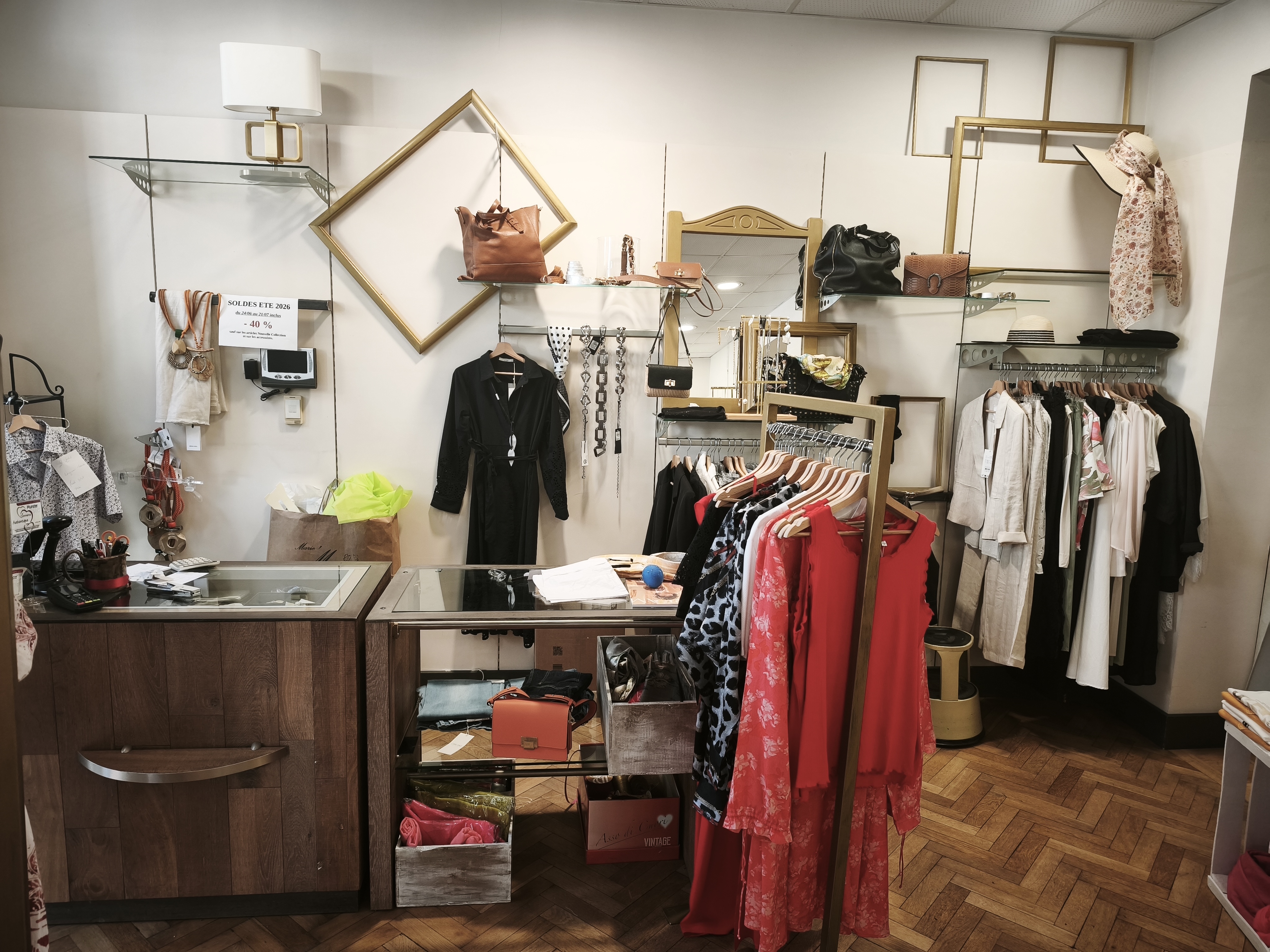 À CÉDER – FONDS DE COMMERCE PRÊT-À-PORTER – CENTRE-VILLE DE MUNSTER (HAUT-RHIN)
Une opportunité rare !
Après 23 années d'exploitation réussie, le propriétaire cède son fonds de commerce pour un départ à la retraite.
Située dans la rue commerçante de Munster, cette boutique de prêt-à-porter,  homme-femme, bénéficie d'un emplacement privilégié, d'une excellente visibilité et d'une clientèle fidèle, locale et touristique.
Boutique climatisée - accès PMR -  disponible de suite.

Cette affaire conviendra aussi bien à un professionnel du prêt-à-porter qu'à un entrepreneur souhaitant reprendre un commerce rentable et reconnu.
Dossier complet sur demande. Bilans disponibles pour les acquéreurs sérieux. Visites uniquement sur rendez-vous. Confidentialité garantie.