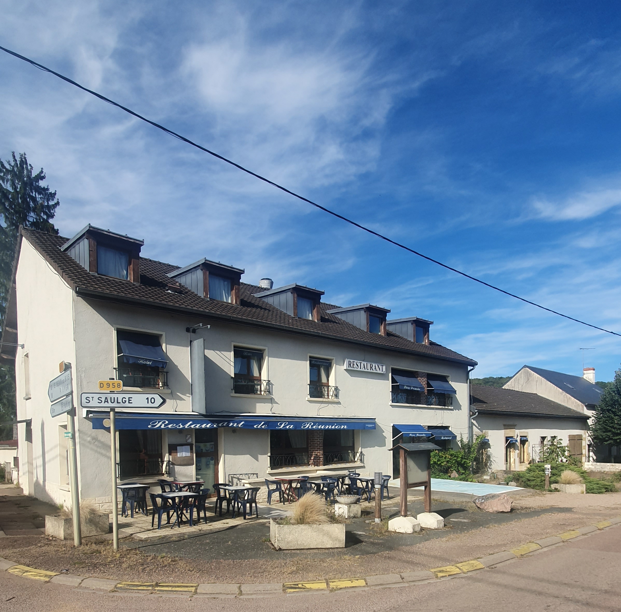 A Reprendre : Restaurant-Hôtel avec Salles de Réception et Terrasse à Bona (Nièvre – Bourgogne-Franche-Comté)

Situé à Bona, charmante commune nichée entre Nevers et Corbigny, au pied du Morvan et à proximité de l'étang de Baye et du Canal du Nivernais, cet établissement est une véritable institution locale depuis 1946. Il offre une opportunité unique pour des professionnels de la restauration ou de l'événementiel souhaitant s'implanter dans un cadre naturel et touristique.

Caractéristiques de l'établissement :

•	Restaurant traditionnel :
	- Deux salles de réception pouvant accueillir respectivement 40 et 80 couverts.
	- Café de 15 places.
	- Terrasse ombragée de 40 couverts, idéale pour la belle saison.
	- Clientèle fidèle composée d'ouvriers en semaine et de familles/touristes le week-end.
	- Cuisine entièrement équipée en excellent état (liste du matériel disponible sur demande).
	- Ouvert toute l'année, 6 jours sur 7, service le midi et le soir sur réservation. 

•	Hébergement :
	- Hôtel de 8 chambres, offrant une capacité totale de 22 couchages.
	- Possibilité de coupler les prestations de réception avec l'offre d'hébergement, répondant ainsi aux besoins des événements privés ou professionnels.

Informations financières :
•	Chiffre d'affaires annuel : entre 100 000 € et 150 000 €.
•	Effectif : entre 3 et 5 personnes.
•	Prix de cession du fonds de commerce : 50 000 €. 

Atouts supplémentaires :
•	Appartement privatif sur place.
•	Licence IV incluse, permettant l'exploitation d'un bar ou d'un café.
•	Potentiel de développement en diversifiant les services (séminaires, événements culturels, etc.).
•	Cadre de vie agréable, propice à une activité professionnelle épanouissante.

Profil recherché :
Cette affaire conviendrait parfaitement à un couple ou à des professionnels de la restauration/hôtellerie souhaitant reprendre une activité avec une clientèle établie et un fort ancrage local.
Pour plus d'informations ou pour manifester votre intérêt, veuillez consulter l'annonce complète sur Transentreprise : https://www.transentreprise.com/offres/fiche/BFC249422H/salles-de-reception-avec-hebergement-et-terrasse/bourgogne-franche-comte/nievre/nivernais-morvan