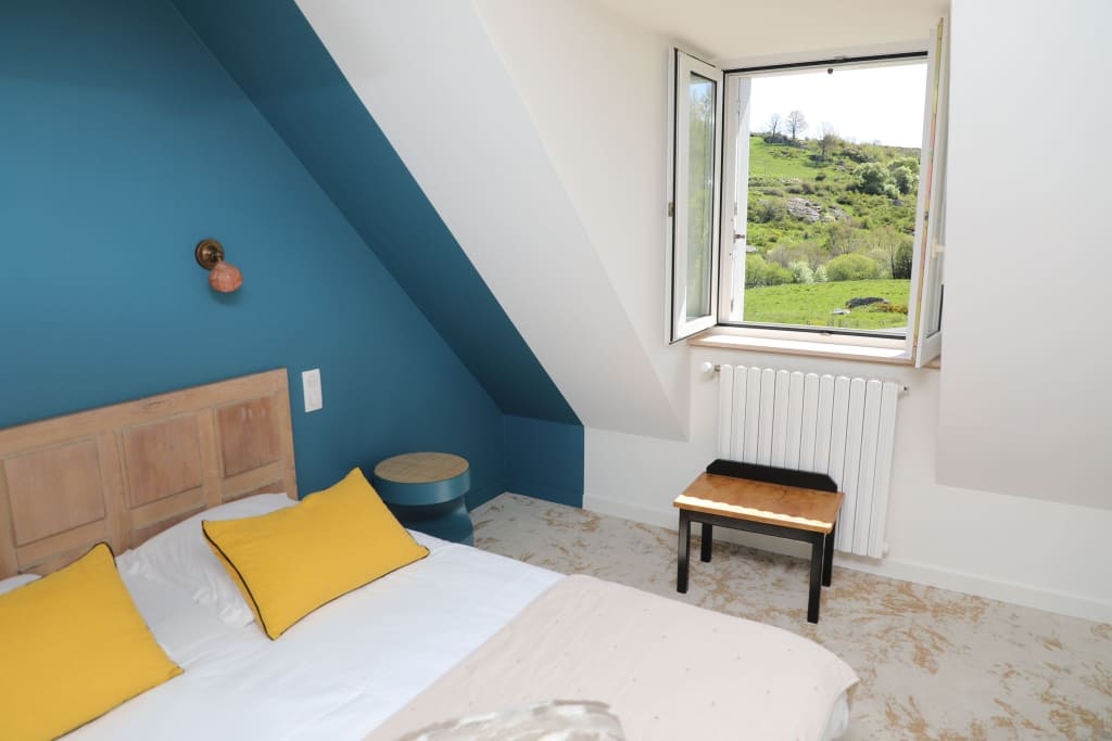 Hôtel-restaurant situé en Lozère, au cœur du Parc Naturel Régional de l’Aubrac, à la croisée du Cantal et de l’Aveyron. L’établissement est implanté dans un cadre paysager préservé tout en étant en bord de route départementale, proche de sites touristiques, et traversé par deux sentiers de Grande Randonnée.

Le restaurant dispose :
·       d’une salle de bar (licence IV-30 couverts) ouverte sur une véranda chauffée (25 personnes), 

·       d’une salle de restaurant (80 couverts) donnant sur une terrasse arborée (80 couverts).

·       d’une cuisine professionnelle entièrement équipée et aux normes.

·       d’une boutique de produits locaux, intégrée au restaurant.

Exploité sous l’enseigne « Logis de France », l’hôtel est composé de 24 chambres, équipées de sanitaires privatifs, pour une capacité d’accueil de 54 personnes. Parking privé attenant à l’établissement

Clientèle locale, familiale et touristique fidélisée. 

L’établissement est ouvert de mi-avril à mi-novembre. 

Un important programme de travaux a été mis en œuvre depuis 2016 (rénovation de la salle de restaurant, rénovation d’une partie des chambres, aménagement de salons pour la clientèle, aménagement d’une boutique de produits locaux, chauffe-eau solaire…).

Possible accompagnement du repreneur.