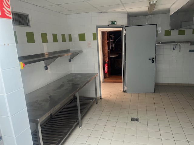 La commune de Val-Couesnon propose à la location un local commercial et un logement situé à La Fontenelle, précédemment occupé par un restaurant, idéalement situé au cœur du bourg. 

La mairie recherche un porteur de projet motivé pour redonner vie à ce commerce essentiel à l'animation du village.

Le local
·	Ancien restaurant en état, prêt à redémarrer une activité –  319 m² (annexes comprises (garage, stockage, labo et salle de restauration)
·	Bâtiment patrimonial - année construction 1870
·	Équipements déjà en place : cuve à fioul, hotte, cheminées, four à bois, chambre froide, plans de travail et bar
·	Pas d'autre matériel de production installé (four traditionnel, plaques, hotte à prévoir selon le projet)
·	Local classé ERP aux normes
·	Accessible PMR
·	Logement traversant à l'étage : 82,80 m², comprenant salon-cuisine, 3 chambres, salle de bain, WC, buanderie, dégagement et balcon (combles non aménagés en complément) – 
·	Restaurant et logement loués en l'état
·	Logement : possibilité de faire de l’hébergement de type Gîtes – activité commercial

Stationnement & extérieur
·	Une 20aine de places de parking à proximité (parking propriété de la mairie)
·	Restaurant : possibilité d'installer une terrasse sur le domaine public, avec l'accord de la commune

Conditions de location
·	Bail dérogatoire de 3 ans
·	La commune reste propriétaire du bâtiment
·	Loyer restaurant : 600 € / mois HT, hors charges
·	Zonage France Ruralité Revitalisation : exonération fiscales et sociales
·	Loyer logement (si occupé) : 250 € / mois HT, hors charges
·	Charges et abonnements (eau, électricité, etc.) à la charge du locataire - charges : entre 1 240 € et 1 710 € par an (DPE – D) / chauffage électrique

Type d'activité recherché
La commune souhaite prioritairement retrouver une activité de restauration (traditionnelle, crêperie, brasserie...), mais reste ouverte à d'autres projets complémentaires (multi services), l'objectif étant de conserver ce bâtiment comme un commerce vivant au service des habitants.

Licence IV : une licence de débit de boissons de 4ème catégorie, propriété de la commune, peut être mise à disposition dans le cadre du bail.

·	Pas d'exigence imposée sur les jours et horaires d'ouverture (créneaux choisis pertinents et adaptés à la vie du village). Les élus attendent que le porteur de projet soit à l’écoute des clients et force de propositions. Toute initiative favorisant l’animation, la convivialité du centre-bourg sera appréciée.

Les personnes intéressées :
–	ont la possibilité d’organiser une visite du local ou demander plus d’informations hors 2ème quinzaine d’août (congés d’été) 
–	doivent impérativement retourner la fiche information remplie avant le 30 septembre 2026. A demander auprès des contacts indiqués dans l’annonce.