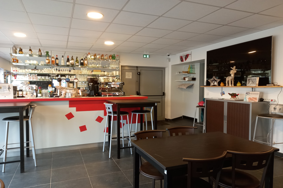 Épicerie Multi services, produits régionaux,bar et brasserie à développer. 
Convient pour 1 couple. 
Relais poste.
Logement au dessus du commerce avec 2 chambres et une grande salle à manger