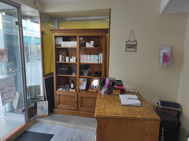 Commerce historique, il est idéalement situé en plein cœur de Jargeau. Dans la rue piétonne principale (récemment rénovée). Sur un emplacement N°1 à forte commercialité (pharmacies, médecins, boucheries, coiffeurs, supermarché, fleuriste, bars-tabac...). Cet environnement lui a permis de développer et fidéliser sa clientèle.

Le local de 25 m2 est entièrement équipé et refait en septembre 2025, il ne nécessite aucuns travaux. Il est composé d’un espace vente/accueil, d’une cabine de soin (possibilité d’une 2ème cabine) et d’une réserve.

La cédante exploite seule l’institut.

bail commercial 3/6/9 - Loyer de 220€/mois 

Opportunités de développement : site de réservation en ligne + 2ème cabine de soin + réaménagement des horaires d’ouverture (créneaux pause méridienne + samedi 19 h).

CA 54 000 € HT

PRIX DU FONDS DE COMMERCE 30 000 €