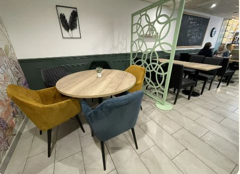 ✨ A vrendre – Fonds de commerce BAR- RESTAURANT - VALDALLIÈRE (14) FORT POTENTIEL RARE SUR LE MARCHE! ✨

📍 Emplacement idéal – en plein cœur du centre-bourg de Valdallière, dans un secteur entièrement rénové, avec un parking neuf, au sein d’une commune dynamique de 5 700 habitants.

Ce restaurant traditionnel, exploité avec soin et passion, est à céder pour cause de départ en retraite. Il offre un fort potentiel de développement dans un environnement commercial actif : boulangerie, boucherie, épicerie, pharmacie, bar-tabac, cabinet infirmier, pôle santé, espace culturel et autres services de proximité.
 🔹 Le bien en détail :
 Surface totale : 120 m²environ
 Capacité : 40 couverts en salle + 28 en terrasse*
Cuisine professionnelle équipée de matériel neuf
Arrière-cuisine, pièce bureau, cave
 Aucun travaux à prévoir
 Fermeture possible : 3 semaines en août, week-ends (si souhaité), entre Noël et Nouvel An

 💰 Modalités de cession :

Loyer mensuel de 600 € (chauffage compris) pour les murs 
prix de la vente: 80.000 €
Chiffre d affaire: 126.000 €( environ) juste ouvert le midi , un commerce a développé ! 

 ✅ Atouts de l’affaire :

 Clientèle fidèle
 Environnement propice à l’organisation de **soirées à thème**
 Chiffre d’affaires permettant un revenu confortable :
 1 800 € net/mois pour la cuisine ( déja en place si besoin)
 2 000 € net/mois pour la salle/bar
Idéal pour un couple souhaitant s’impliquer dans un projet de vie équilibré
 Possibilité d’obtenir prêt d'honneur et subventions selon votre profil
Matériel de cuisine neuf 

 🌿 Un cadre de vie agréable :

Implanté dans un paysage de bocage, aux portes de la Suisse Normande, ce commerce vous offre une qualité de vie rare, avec un fort ancrage local et un esprit familial.

 📞 Vous êtes cuisinier(ère), serveur(se), ou simplement passionné(e) par la restauration ?

Vous aimez le contact humain, la vie de village, et souhaitez changer de vie pour gérer votre propre affaire ?
N’attendez plus !

Mme Nonclercq manager de commerce IVN vous accompagnera dans toutes les démarches de votre installation.

📩 Candidature obligatoire (CV + lettre de motivation) à envoyer par mail :
**[snonclercq@vireaunoireau.fr] 
 Document à fournir: permis d'exploitation , attestation HCPP. 
📱 Contact : 07 87 98 07 82 **IMPORTANT LAISSER MESSAGE SINON PAS DE RAPPEL 

⚠️ **Aucune candidature ne sera étudiée sans ces  documents.**

**OSEZ, c’est RÉUSSIR !**
Une belle opportunité pour les professionnels ou les porteurs de projet motivés !