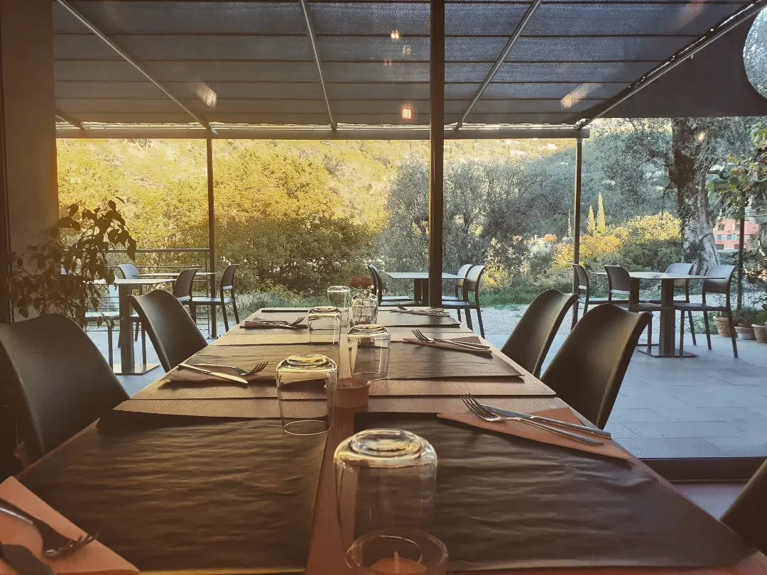 Opportunité clé en main dès la saison estivale !

La commune de Saint-Blaise dans les Alpes-Maritimes, située dans le moyen pays niçois à 20 km environ de Nice, recherche un couple ou 2 associés expérimentés en restauration pour la reprise en location-gérance de l'unique bar, café, restaurant du village, Le Prieuré.

Cette établissement, implanté sur une place, au cœur du village, à côté de l'église et de la mairie, est un lieu de rencontre privilégié des habitants de la commune mais également des villages alentours, touristes, randonneurs, cyclistes, motards...

Attenants au restaurant, se trouvent les 2 gîtes communaux, labellisés et gérés par les Gîtes de France.

Le commerce est composé d'un bar avec licence IV, d'une salle de restauration (80 couverts), d'une terrasse extérieure (30 couverts), d'une cuisine équipée, d'un four à bois, d'un espace pour la vente de produits régionaux et d'un logement d'habitation (3 pièces) au 1er étage.

Le profil des gérants recherché est un cuisinier ayant déjà une expérience et un serveur/barman afin de satisfaire pleinement les locaux et les visiteurs.

Pour obtenir le dossier de candidature, merci d'adresser un mail à commercecessionreprise@cote-azur.cci.fr