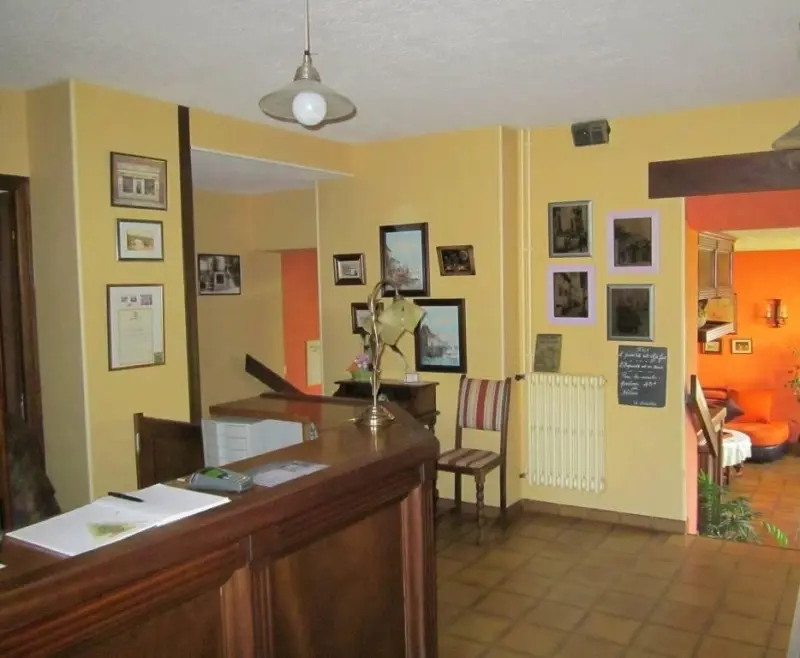 Murs auberge en arrêt depuis 4 ans( cause invalidité) vendue en l'état avec tout le matériel pour travailler. Meubles -linges de maison -coutellerie- verrerie- cuisine pro-de 21m2 - (matériel Capic) chambre froide- Grand terrain de 12500m2 garage 2 places- parking de stationnement- 3 salles- 1 office- 1 laverie- 1 sous sol (salle de réunion-1 cave 
pas de licence 4 - 
appartement au dessus du local commercial comprenant:  1 grande salle de vie -1 cuisine-4 chambres 2 salles de bain avec WC séparé
1 grande maison mitoyenne GRATUIT à refaire entièrement de 158m2 avec 8 chambres (ancien hôtel) 
Dans l'ensemble Pal mal de travaux de remise au propre à prévoir, nettoyage et refonte du jardin., chauffage de l'appartement, poêle à granules à revoir mais l'ensemble est sain et la toitures en ardoises avec crochets inox
Belle opportunité pour le prix