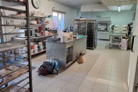 Activité exercée :
BOULANGERIE PATISSERIE EPICERIE BAR SNACKING
Localisation :
Arrond. de La Tour Du Pin (38)
Département :
Isère
Territoire :
Rhône-Alpes
Région :
Auvergne-Rhône-Alpes
Secteur d'activité :
Boulangerie, pâtisserie, chocolaterie…
Prix :
90 000 €
C.A. :
de 100 à 200 k€
Effectif :
2

Départ Retraite - Nord Isère, Vente d'un Fonds de Boulangerie Pâtisserie Epicerie Bar de proximité situé sur la place principale du village. Seul commerce de ce bourg de 1 000 habitants, des travaux récents ont permis d'agrandir ce local de 200 m² comprenant : un fournil et un labo de pâtisserie de 85 m², un espace magasin en véranda de 35 m². Une salle de restauration nouvellement créée et une terrasse pouvant accueillir jusqu'à 30 personnes vont permettre de développer une activité de restauration pour un repreneur du métier. Côté fournil et laboratoire, le matériel est en parfait état, de nombreux investissements ont été réalisés depuis 2016, dont le four à 4 soles Bongard. Actuellement ouvert uniquement le matin, le potentiel de développement est important sur cette zone géographique. Affaire idéale pour un couple du métier.

CA HT : 110 000 euros. Loyer mensuel HT : 723 euros. Prix du Fonds demandé : 90 000 euros.

EDF Compteur bleu tarif règlementer