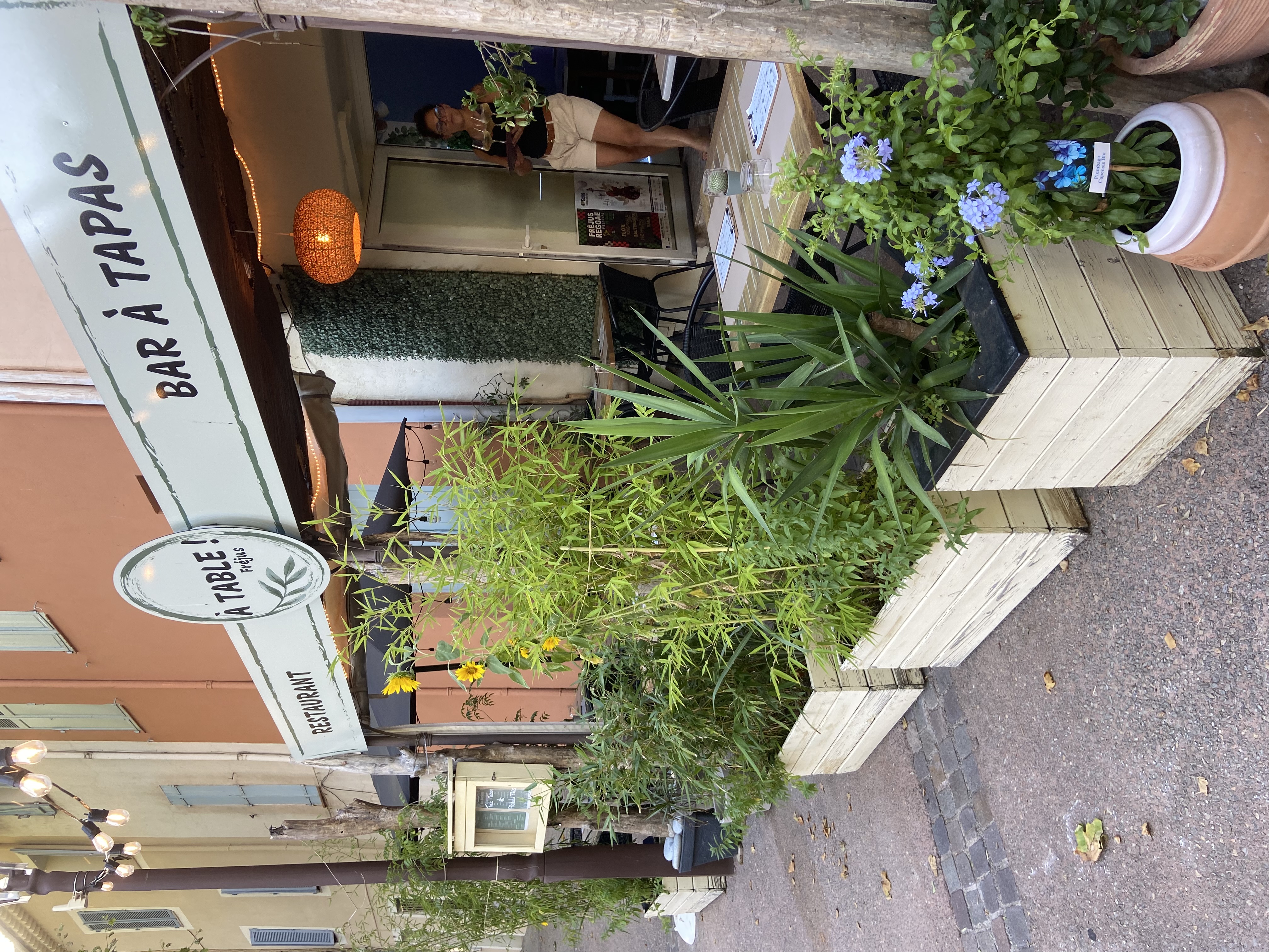 À vendre – Fonds de commerce Restaurant Traditionnel

Opportunité clé en main !
Situé dans un emplacement attractif, ce charmant restaurant traditionnel dispose d’une capacité de 20 couverts en salle et 30 en terrasse.
	•	Centre Historique à 10min de la plage 
	•	Cuisine entièrement équipée avec matériel professionnel en parfait état
	•	Décoration chaleureuse et ambiance conviviale
	•	Clientèle fidélisée, idéale pour reprise immédiate
	•	Aucun travaux à prévoir – exploitable dès la signature

Idéal pour un(e) professionnel(le) de la restauration souhaitant se lancer ou développer une activité déjà florissante.

💰 Prix : 65.000€ négociable 
      ( Possibilité Crédit Vendeur )
📞 Contact : Mr FARASSE, ATable Fréjus 
06.59.94.04.68

Agence s’abstenir !