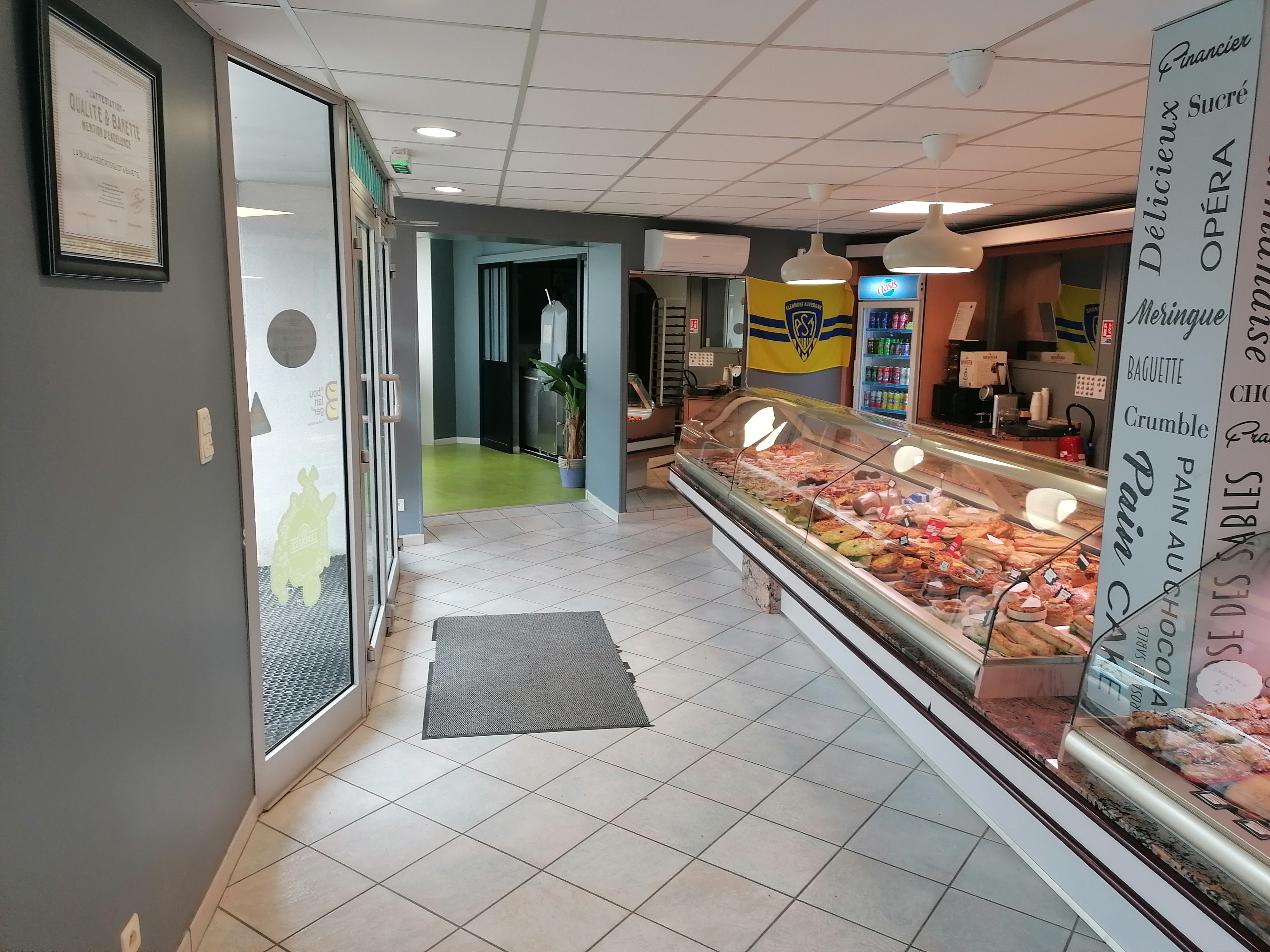 Au cœur d une petite citée de caractère parking à proximité 
Gros potentiel d évolution en pâtisserie et snacking
Magasin de 60 m2 et là-bas plus de 100 m2
Matériel récent et bien entretenu 
Peu de personnel à reprendre
Vendu causé santé 
Beau cadre de vie ville dynamique à 20 km de clermont ferrand et 20 km d issoire