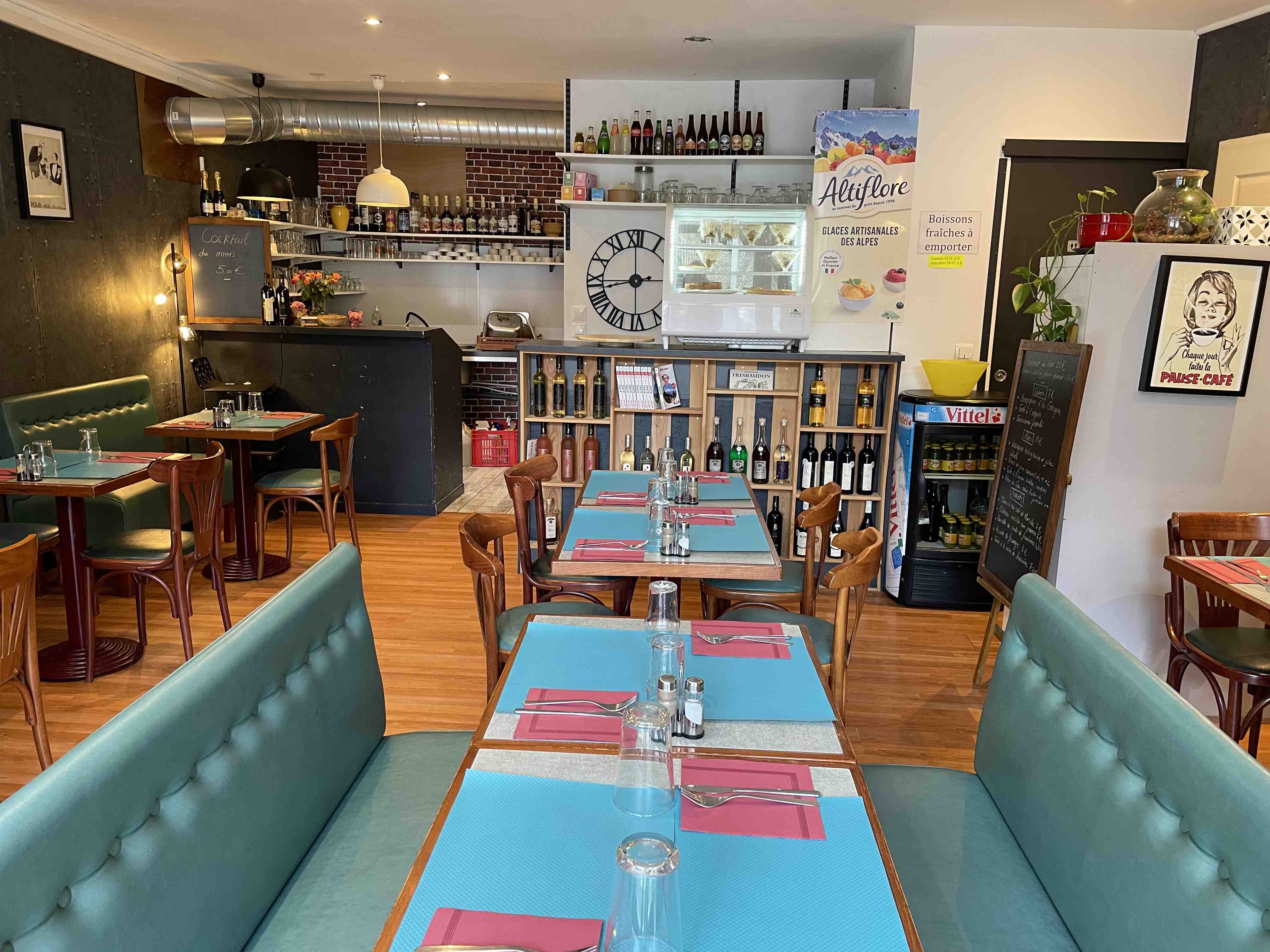 AFFAIRE SAINE ET VIABLE.
IDÉAL COUPLE.
PAS DE REPRISE DE SALARIÉS.

‼️1️⃣ Dans joli village toutes commodités (école, maison médicale, pharmacie, garage, station service, commerces, etc.), cède (cause retraite) restaurant 24 couverts d'une superficie de 48 m2 + cave de 30 m2 avec accès direct par la rue pour les livraisons + terrasse de 6 m2 (deux tables de deux). Face à un grand parking qui se transforme en place du marché le jeudi matin. Ouvert toute l’année. Clientèle d’habitués. Ouvrez les portes et commencez dès demain ! Possibilité de développer la vente à emporter, la limonaderie, la sandwicherie ou les soirées à thèmes.
Loyer 793 €. Taxe foncière : 550 €. Licence III. Bail jusqu’en 2030.

😍 Prix : 45 000 €.

‼️2️⃣ Possibilité de cession de droit au bail pour un local commercial vide pour toute autre activité que la restauration. Point d’eau (évier), cabinet de toilettes + cave (avec point d’eau également). Voir superficies ci-dessus.

😍 Prix : 24 000 €

PLUS DE PHOTOS SUR LE SITE DE L’APARENTHÈSE À CORPS : https://www.laparenthese-restaurant-corps.fr/