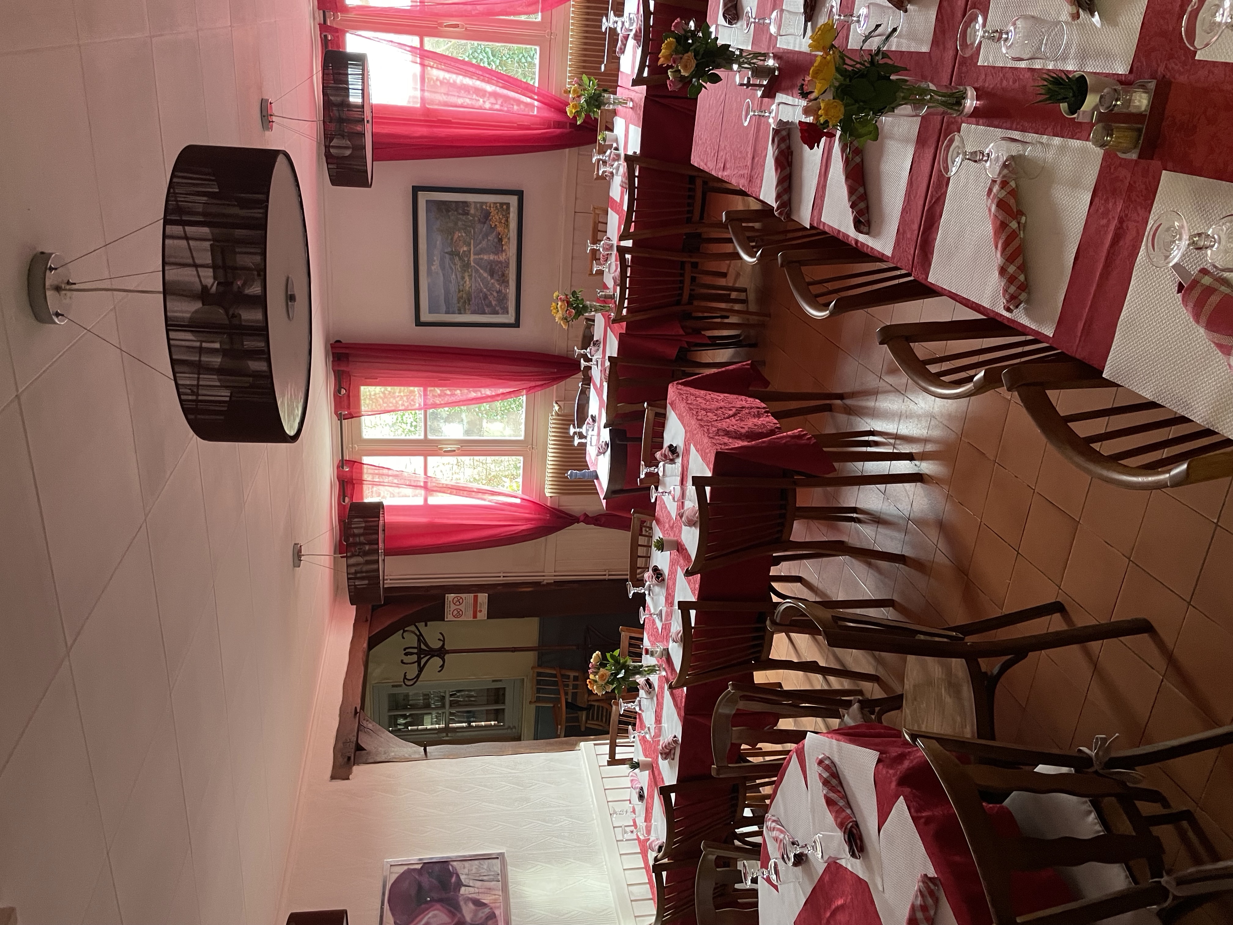Restaurant sur un axe très fréquenté 20000 véhicules /jour
Deux salles 30 et 24 couverts bar licence IV seul restaurant de la commune. Grand logement au dessus. Garage abri voiture studio cave atelier petit jardin expose sud.
