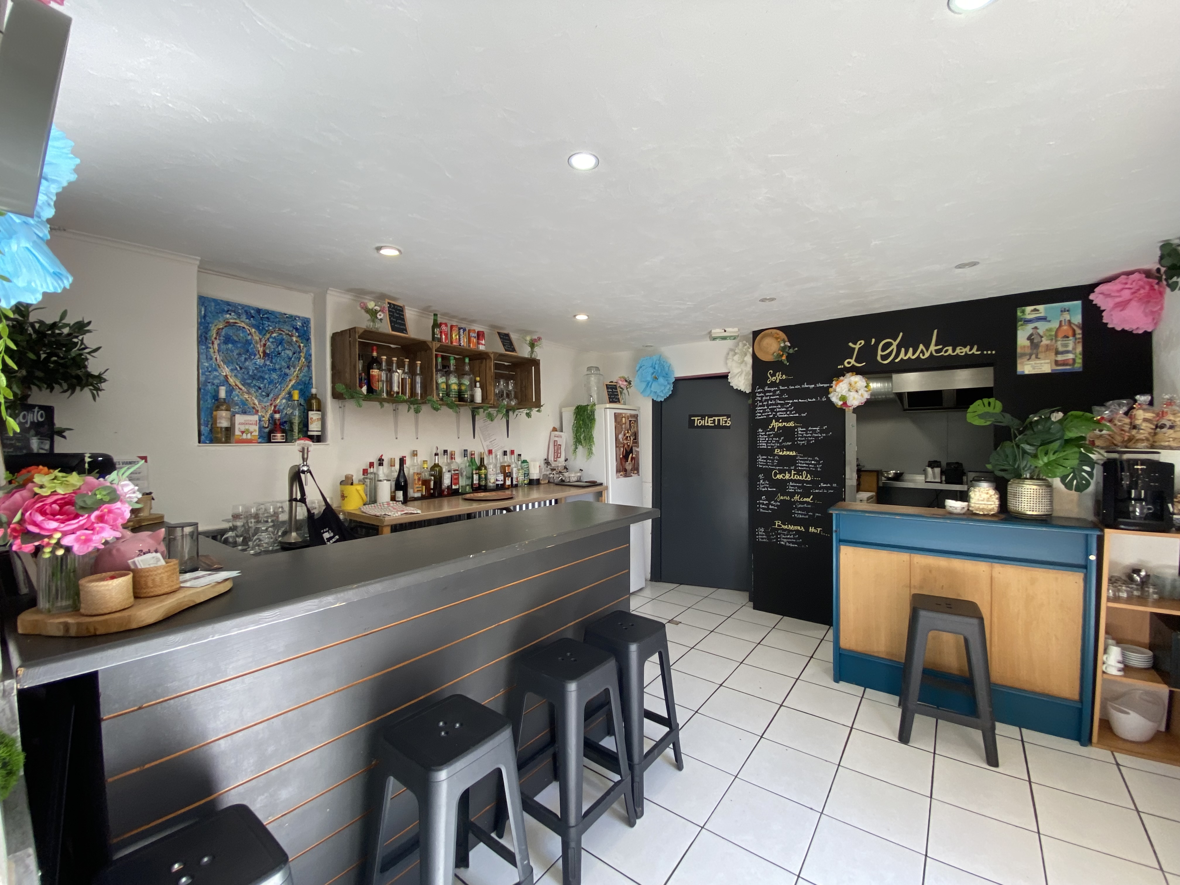 🔥 À SAISIR – RESTAURANT CLÉ EN MAIN AVEC TERRASSE À BARJOLS 🔥

Opportunité rare !
Restaurant lumineux et chaleureux idéalement situé à la sortie du village de Barjols, dans une zone dynamique avec parking à proximité.

✨ Salle pouvant accueillir 25 à 40 couverts
🌿 Terrasse jusqu’à 40 couverts (100 en événementiel)
👨‍🍳 Cuisine professionnelle entièrement équipée
📦 Réserve avec mezzanine (stockage)

✔ Aucun travaux à prévoir
✔ Prêt à exploiter immédiatement
✔ Fort potentiel (soirées, événements, concept…)

💡 Idéal pour couple ou projet professionnel

💸 Loyer : 900 € TTC
💰 Prix de cession : 42 000 € à débattre (matériel complet inclus)

Possibilité autre activité.

📍 Barjols
📩 Contact en message privé

👉 Dossier sérieux uniquement