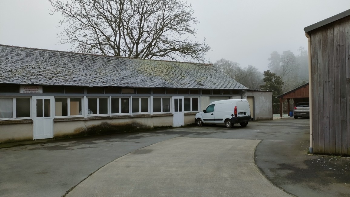 Etablissement connu et reconnu dans une petite commune rurale très dynamique, possibilité de développement avec une offre plus moderne voir la création d'une ginguette.
Cuisine aux normes et accès PMR validé. Logement 5 chambres avec cuisine et séjour, le tout sur une parcelle de plus de 1000m2.
Nous pouvons vous aidez dans la réalisation de votre prévisionnel