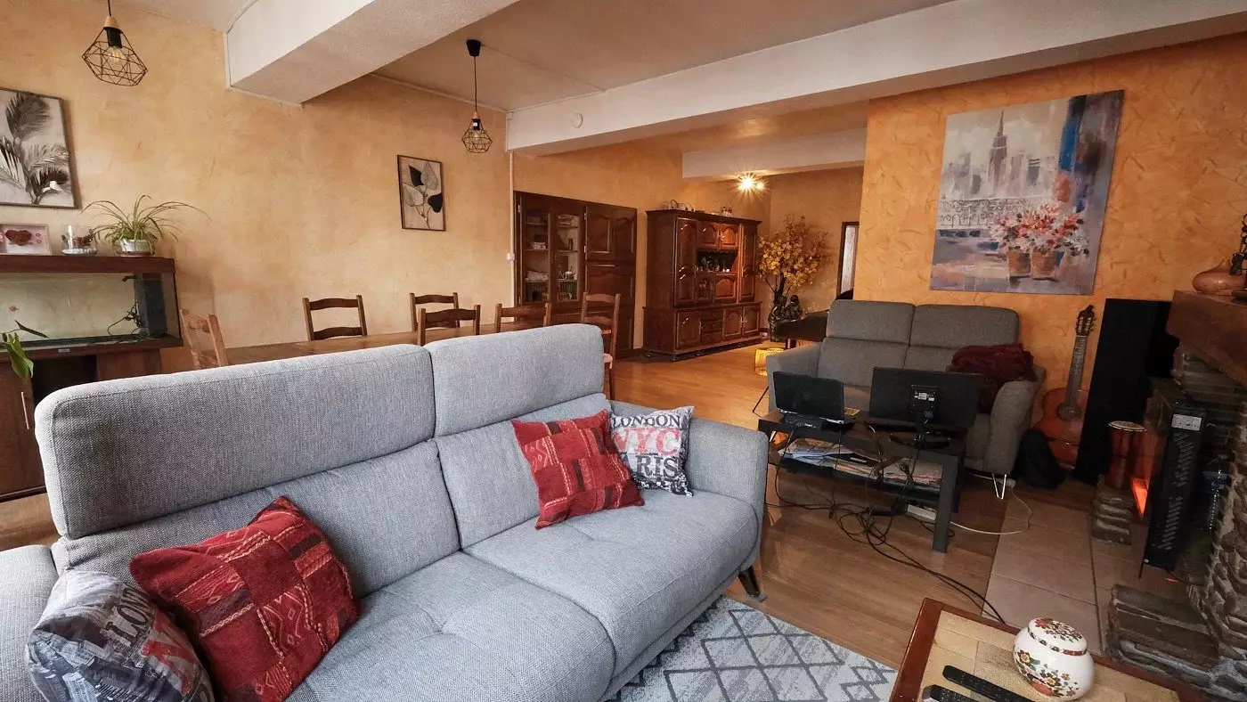 A vendre : Local commercial de 80 m², accompagné de deux pièces polyvalentes et d'un WC, parfaits pour donner vie à vos projets professionnels ou pour créer un espace de rangement. 
Le bâtiment, d’une surface totale de 210m², érigé sur un terrain de 306 m², est idéalement situé en plein centre du village de Luzy (58170), en plein cœur de la Bourgogne. Réputée pour son environnement verdoyant et sa qualité de vie.
 À l'étage, un appartement spacieux vous attend. Il se compose d'une cuisine, d'un lumineux salon/séjour, de trois chambres et d'une salle d'eau. Un cagibi attenant offre un accès à un grand grenier aménageable, laissant libre cours à votre imagination pour créer un espace supplémentaire selon vos besoins. L'ensemble de ce bien est agrémenté d'une charmante cour, de deux caves et de plusieurs dépendances, offrant ainsi un espace de stockage appréciable. Multiples possibilités d'aménagement. Une propriété offrant un potentiel intéressant pour différents projets d'investissement ou de résidence principale.