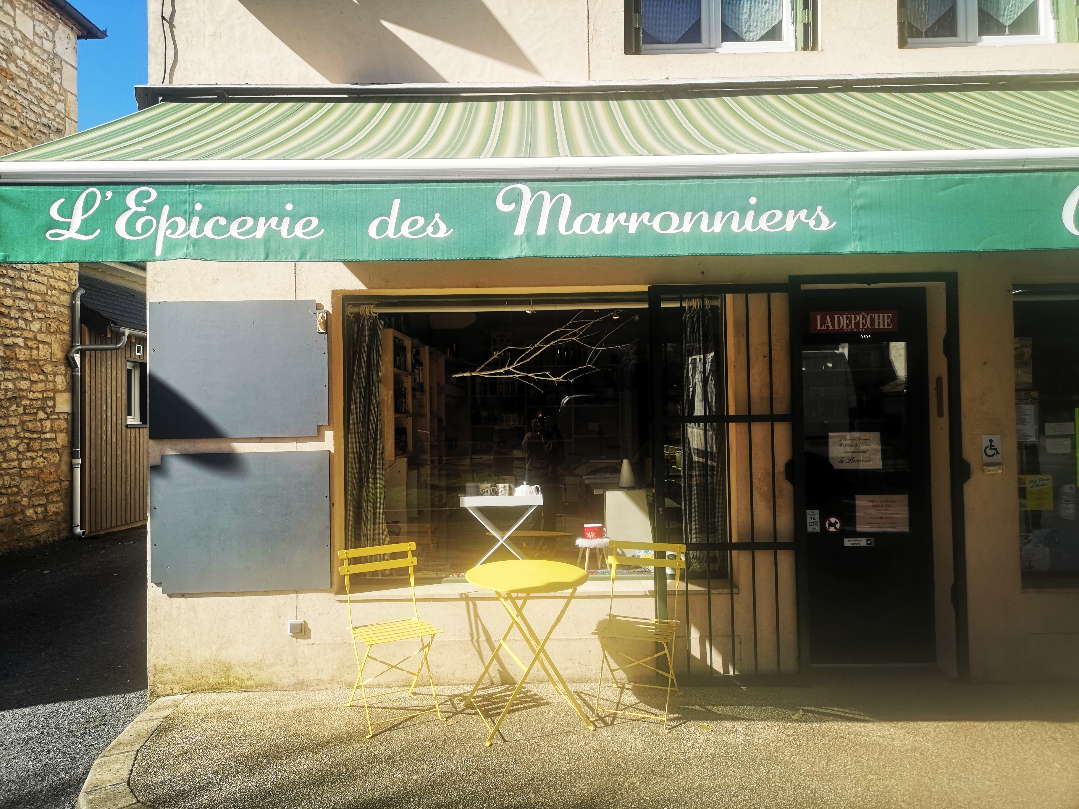 Fond de commerce + Appartement + Camion : 250 000 €

Épicerie de village 

Notre Épicerie libre d’enseigne est implantée sur la place principale du village de SAINT-SOZY.
Établissement qui existe depuis des décennies et qui a toujours tenu une place importante dans la vie du village, placée à côté de la Mairie elle est au cœur des manifestations, fêtes, brocantes...

Vous pouvez y trouver de l’alimentation générale, dépôt de pains, pâtisseries, Presse.... Nous avons développé les tournées épicerie dans la campagne avoisinante, sur 3 jours dans la semaine, avec un camion bien entretenu.
Cette affaire est saine et parfaitement adaptée à un couple en reconversion. Environnement très agréable, clientèle fidèle depuis de nombreuses années qui permet à l'épicerie d'être ouverte toute l'année et les nombreux touristes participent à son développement.

Le prix de 250 000 euros comprend :

- le local commercial de 130 m² qui se compose d’une surface de vente de 60 m², bureau et cuisine de 20 m², réserve de 50 m².
- le matériel utilisé est neuf  : chambre froide de 10 m² avec moteur neuf, terminal de cuisson neuf (pain, viennoiseries….), vitrines réfrigérées neuves, vitrine pâtisseries arrivée en juin 2022, vitrine congélateur arrivée en décembre 2025.
- le camion épicerie bien entretenu.
- l’appartement au 1er étage avec 3 chambres est habitable de suite sans travaux avec la possibilité de le louer.

SAINT-SOZY se situe à 15 km de Rocamadour, 15 km de Souillac (gare SNCF Paris-Toulouse) et 35 km de Brive-la-Gaillarde.

SAINT-SOZY est un village dynamique disposant de nombreux commerces, artisans, école primaire, crèche, centre de loisirs, maison de santé, plusieurs campings, gîtes, chambres d’hôtes…

Le dossier complet sera mis à disposition après entretien (bilans comptables, présentation complète, visite sur rendez-vous…).

Prix de vente 250 000 €* :
- fonds de commerce : 80 000 € le fonds de commerce (avec le camion)
- 170 000 € les murs (avec l’appartement)

*Prix hors stock.

Nous remercions les curieux et les agences de ne pas nous appeler.