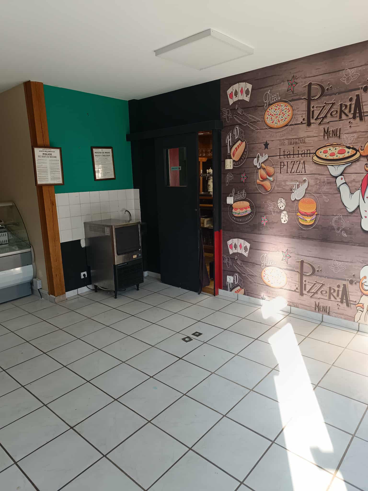 La commune de Chaussenac, charmant petit village du Cantal de 200 habitants,  recherche un(e) gérant(e) sympathique et expérimenté(e) en restauration pour reprendre son point multiservices – bar – restaurant. 

Situé sur la place principale (face à l’église), ce commerce est le coeur du village, où vous y rencontrerez des habitants de la commune & environs, des ouvriers de passage et des estivants. 

Le commerce (propriété de la commune) est constitué d’un bar avec licence IV, d’une épicerie et d’une salle de restauration avec mobilier attenante à la cuisine équipée, ainsi que d’une terrasse. 
Le ou les repreneurs doivent avoir une réelle expérience en Bar – Restauration et idéalement épicerie de dépannage, être sérieux, motivés et dynamiques pour développer l’activité, notamment sur les plats à emporter qui ont du potentiel à exploiter.

Un appartement pour le gérant et sa famille est disponible au dessus du commerce. Celui ci est composé de 2 chambres et d’une pièce principale d’environ 35m2.

Située non loin d'un axe passant, reliant Pleaux (1500 habitants, frontière sud-est de la Corrèze) à Mauriac (12km - ville s/s préfecture), vous y trouverez toutes commodités principales.
Plus proche, à Ally (4km), se situe une école maternelle & primaire, une boulangerie, une épicerie, une pharmacie et un cabinet médical.

Nous ne recherchons pas un restaurant étoilé, mais seulement à faire vivre notre village, grâce à un endroit accueillant, convivial & chaleureux au service des habitants au quotidien. 

Si vous vous retrouvez dans ce texte, et que vous êtes prêts à vous investir dans cette aventure, n’hésitez pas à nous faire parvenir votre CV et votre lettre de motivation / projets.

Premier contact par téléphone SVP