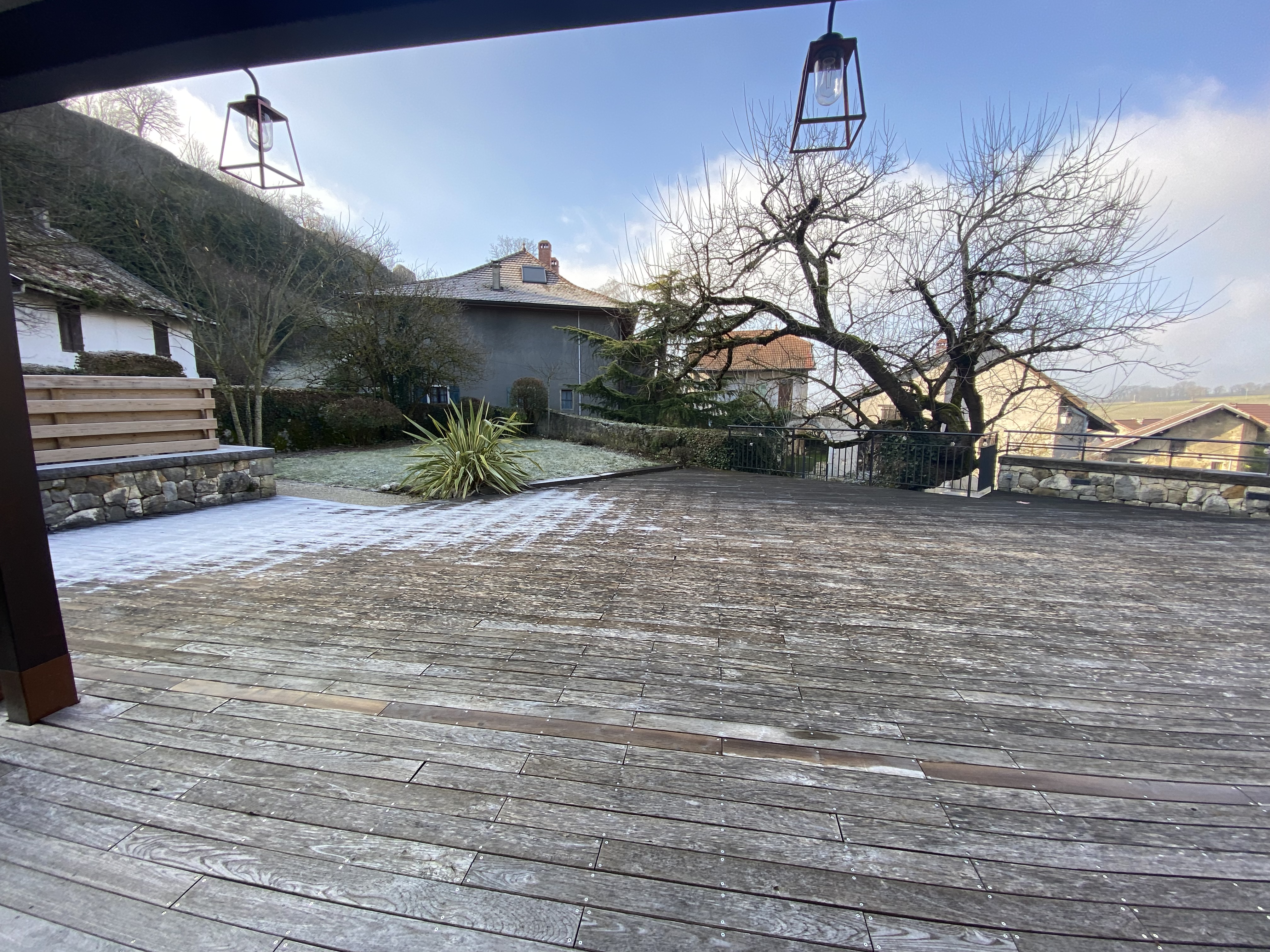 Réouverture du café-multiservices de Chaumont
 
Chaumont (Haute-Savoie) est une commune de 527 habitants, située à proximité de la Suisse, dans un bassin de vie dynamique avec près de 12 000 habitants dans un rayon de 15 minutes. La population est en croissance, avec un revenu médian supérieur à la moyenne nationale. Le local à reprendre bénéficie d’une bonne visibilité, d’une grande capacité d’accueil et d’un potentiel de clientèle locale et touristique. Une étude de terrain a confirmé l’attente pour une offre de type brasserie, avec une activité de bar en complément. Le tissu associatif est actif et facilite l’intégration locale. Le loyer pourra faire l’objet d’un démarrage progressif pour soutenir l’installation
 
Activités potentielles : bar,  restauration, dépôt de pain, relais colis
 
Le local :
 
● Local neuf, à équiper
● Bar, salle , terrasse et stationnement a proximité
● Superficie : 150m2
 
Contrat proposé :
 
Bail commercial 3-6-9 signé avec la mairie de Chaumont
 
Aspects financiers :
 
Apport financier pour stock produits, trésorerie et équipement. 
Loyer 1ère année : 450€ mois 1, augmentation mensuelle de 19€ jusqu’au mois 24 pour atteindre 900€
 
Profil de gérant recherché :
 
● Vous possédez des vraies qualités de commerçant et une vive volonté d’entreprendre.
● Vous souhaitez vous engager en faveur de la ruralité et en comprenez les enjeux.
● Vous justifiez d’une expérience significative dans le secteur de la restauration et maitrisez les normes d’hygiène et de sécurité.
● Vous avez des bases solides en gestion et faites preuve de rigueur et d’organisation.