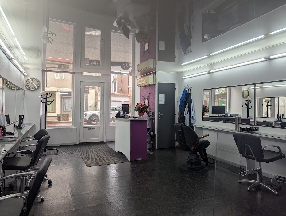 Murs commerciaux 40 m² LALOUVESC IAD France - Nicole PORTE vous propose : A vendre -SALON DE COIFFURE MURS ET FOND au cœur de LALOUVESC(07).Vous rêvez de devenir votre propre patron ou d'investir dans un commerce rentable ?Ce salon de coiffure de 40M² environ, situé en PLEIN CENTRE DU CHARMANT VILLAGE DE LALOUVESC, est une opportunité idéale ! Le BIEN EN Détail : SURFACE 40 M² environ, LOCAL LUMINEUX et FONCTIONNEL CLIMATISATION REVERSIBLE et chauffage électrique PORTE ANTI EFFRACTION Faibles charges de copropriété 294 EUR/an Arrière boutique. Idéalement situé, ce salon bénéficie d'un emplacement privilégié dans ce village dynamique et touristique du nord Ardèche. Ne MANQUEZ PAS CETTE BELLE OPPORTUNITE! Contactez-moi pour plus d'informations ou pour organiser une visite.. Information d'affichage énergétique sur le bien associé à cette annonce : classe ENERGIE E indice 379 et classe CLIMAT B indice [URL masquée pour votre sécurité] présente annonce immobilière a été rédigée sous la responsabilité éditoriale de Mlle Nicole PORTE (ID 33433), Agent Commercial mandataire en immobilier immatriculé au Registre Spécial des Agents Commerciaux (RSAC) du Tribunal de Commerce de Aubenas sous le numéro 842962813 Surface : 40 m² Non soumis au DPE Consommation énergie primaire : Non communiqué Consommation énergie finale : Non communiqué Montant estimé des dépenses annuelles d'énergie pour un usage standard : 1687 € par an. Prix moyens des énergies indexés sur l'année 2021.