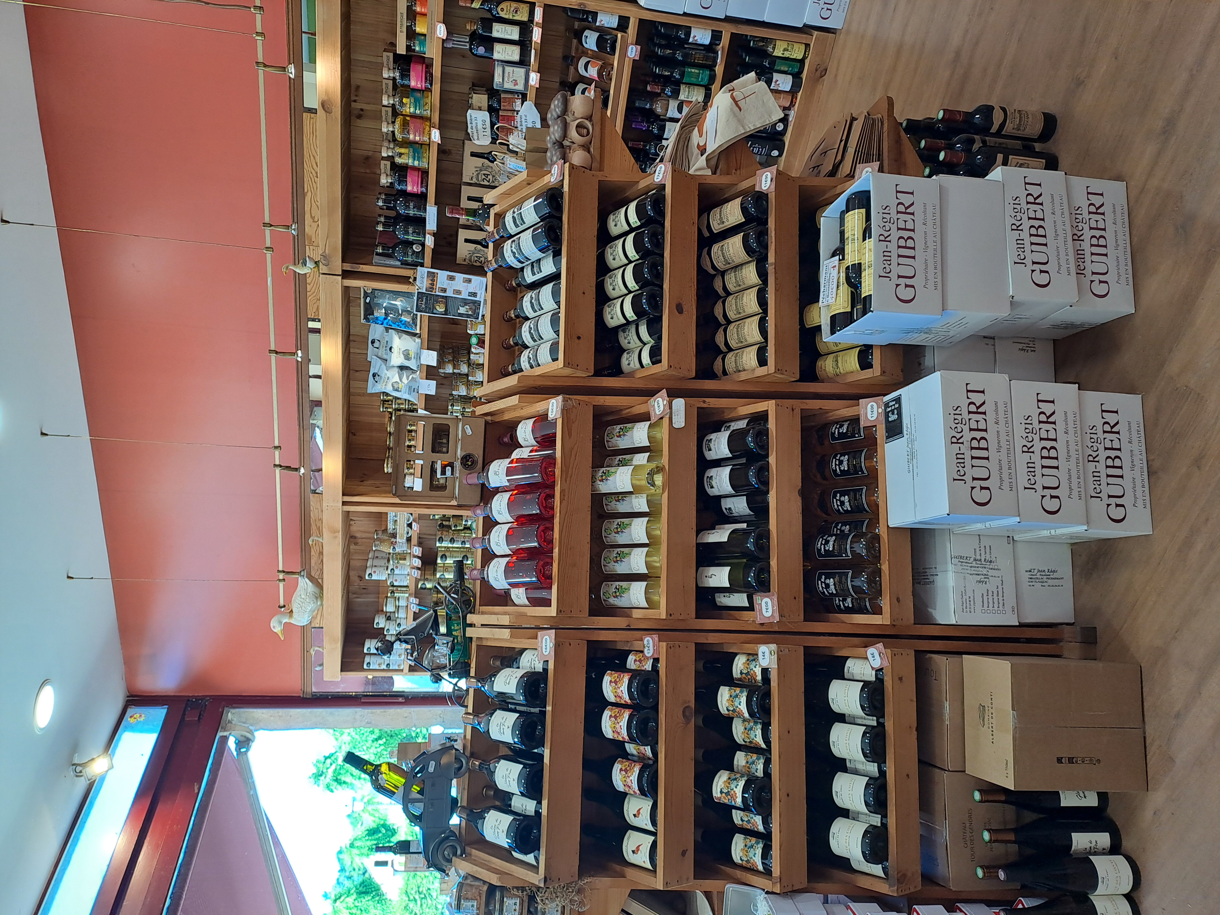 A reprendre, fonds de commerce de produits régionaux – fleurs situé dans le sud Bergeracois, au centre d’un charmant village médiéval disposant d’un bon équipement commercial et de service.

L’entreprise propose une offre de produits locaux (70 % du chiffre d’affaires) large et qualitative (conserves, coffrets gourmande, foies gras, huiles, apéritifs et alcools). Elle a également développé un rayon Cadeaux-Souvenirs. Elle possède un bon réseau de fournisseurs locaux.

La vente de fleurs : fleurs coupées, compositions, mariages et deuils, représente environ 30 % du chiffre d’affaires. La vente de fleurs permet de pallier la saisonnalité de l’épicerie fine.

Ce commerce, implanté depuis de très nombreuses années (plus de 30 ans), bénéficie d’une clientèle fidélisée et, en raison de sa situation géographique, d’une clientèle touristique importante dont de nombreux « habitués ».

Le local est en très bon état (refait en 2024) et présente une surface de vente de 60 m² et une réserve de 100 m². Bail commercial et loyer de 550 € HT.

CA HT 31/03/2025 : 155 000 € HT

Prix de vente du fonds de commerce : 59 000 € + Stock de 20 000 €