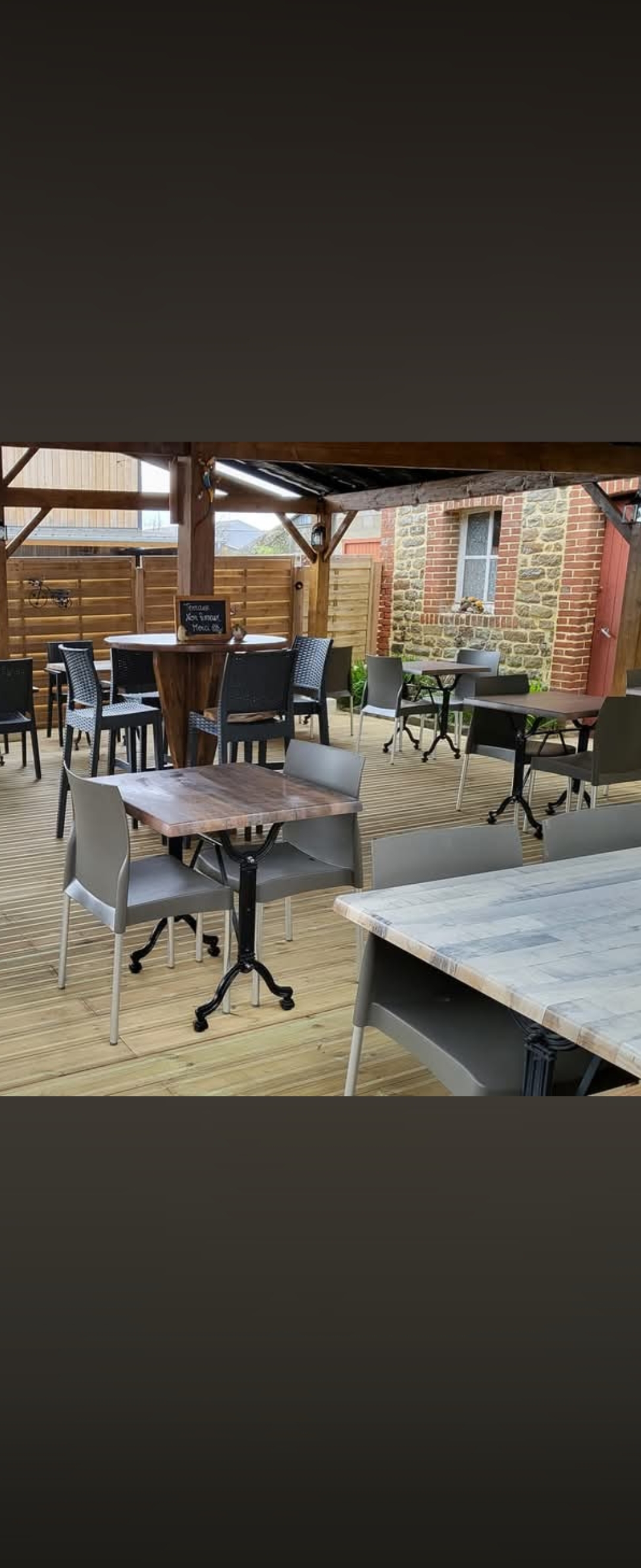 Restaurant avec 30 couverts dedans et 40 dehors sur magnifique terrasse ,logement au dessus avec 2 chambres ,une salle d'eau wc, un salon_ salle à manger ,une cuisine ouverte. 
Au deuxième étages : 4 belles chambres ,une grande salle d'eau wc ,grand penderie .