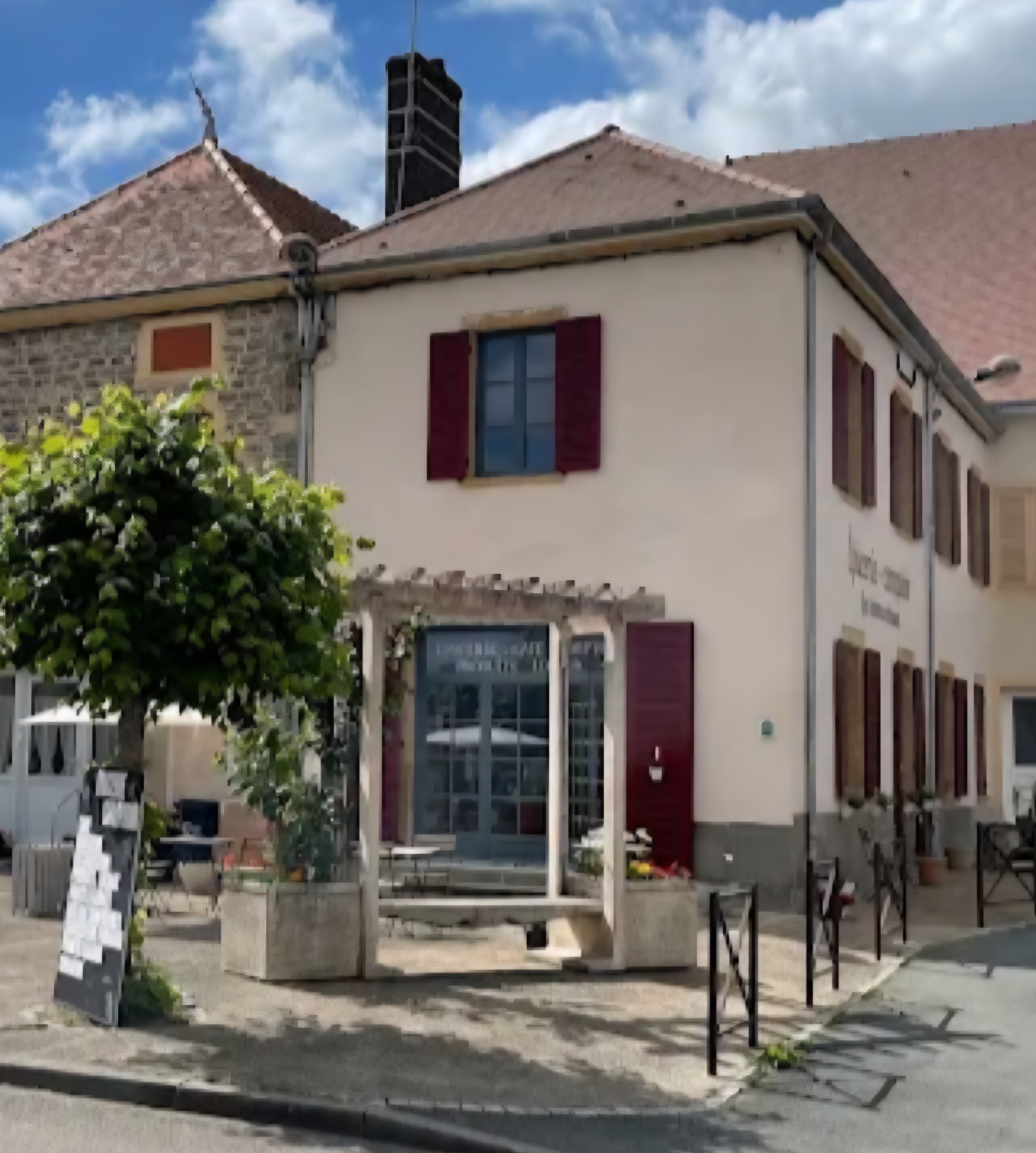 vend fond de commerce atypique sur la commune de Palinges, en Saône et Loire
Epicerie comptoir spécialisée en produits locaux et fermiers, gâteaux maison et petite restauration.

- vente de produits locaux et fermiers frais et secs
- salon de thé, brasserie et petite restauration
- surface de vente de 53 m2
- belle terrasse faisant le tour du bâtiment.
- commerce situé sur l'axe de l'euro velo6
- commerce labelisé "accueil vélo"
- belle perspective de développement,  affaire saine
- CA en augmentation 
- la clientèle fidèle locale et touristique 
- bail 3/6/9 se terminant en novembre 2027
- documents comptable fournis si engagement sérieux 
- parking attenant à la boutique 
- reprise idéal pour un couple motivé et dynamique.
- banque froide, vitrine réfrigérée
- mis en relation et accompagnement gratuit du service financier du grand charolais pour la prise en main de l épicerie et les aides/subventions pouvant être octroyées.