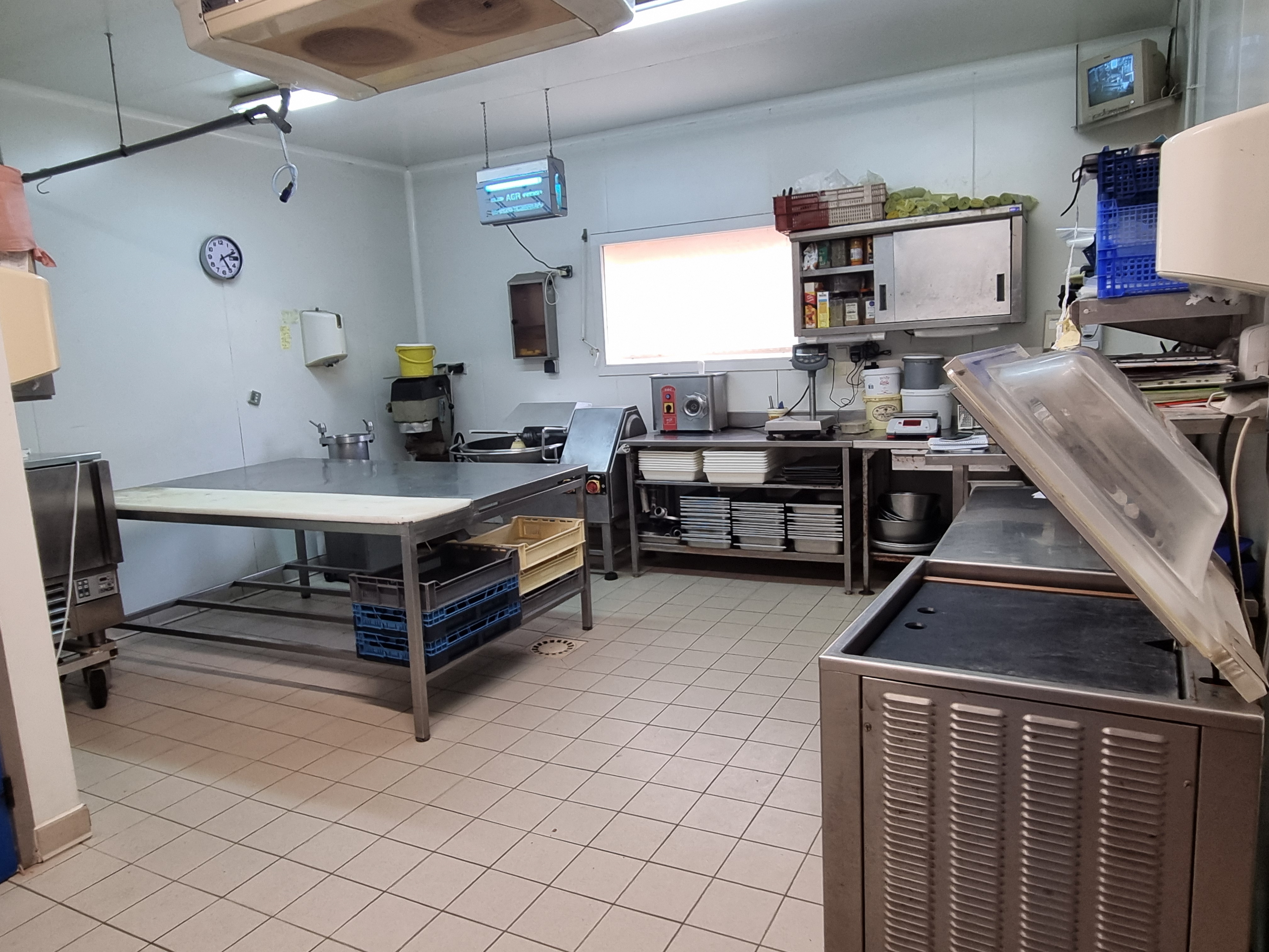 À vendre, fonds de commerce d'une activité de transformation de canard en pleine exploitation, secteur d'Arpheuilles (36700, Indre), aux portes de la Brenne. Clientèle fidèle et matériel de laboratoire en état de fonctionnement. Cession dans le cadre du départ en retraite des exploitants, avec accompagnement possible à la reprise.
●	Clientèle constituée (marchés, circuits courts…)
●	Matériel de laboratoire complet (liste détaillée remise sur demande)
●	Équipe en place : 4 équivalents temps plein + saisonniers en fin d'année (octobre à décembre)
Le laboratoire (bâtiment de 177 m² agréé, 3 chambres froides, boutique, salle de réception, système d'alarme) peut être acquis en complément du fonds selon la capacité de financement de l'acquéreur — ou loué au repreneur, une simulation de financement est disponible dans les deux cas.
Prix du fonds de commerce seul (clientèle + matériel) avec location du laboratoire : 120 000 €
Prix avec acquisition du laboratoire (murs) : 130 000 €
Honoraires d'agence à la charge de l'acquéreur : 3 % HT. Dossier économique complet et visite sur rendez-vous.