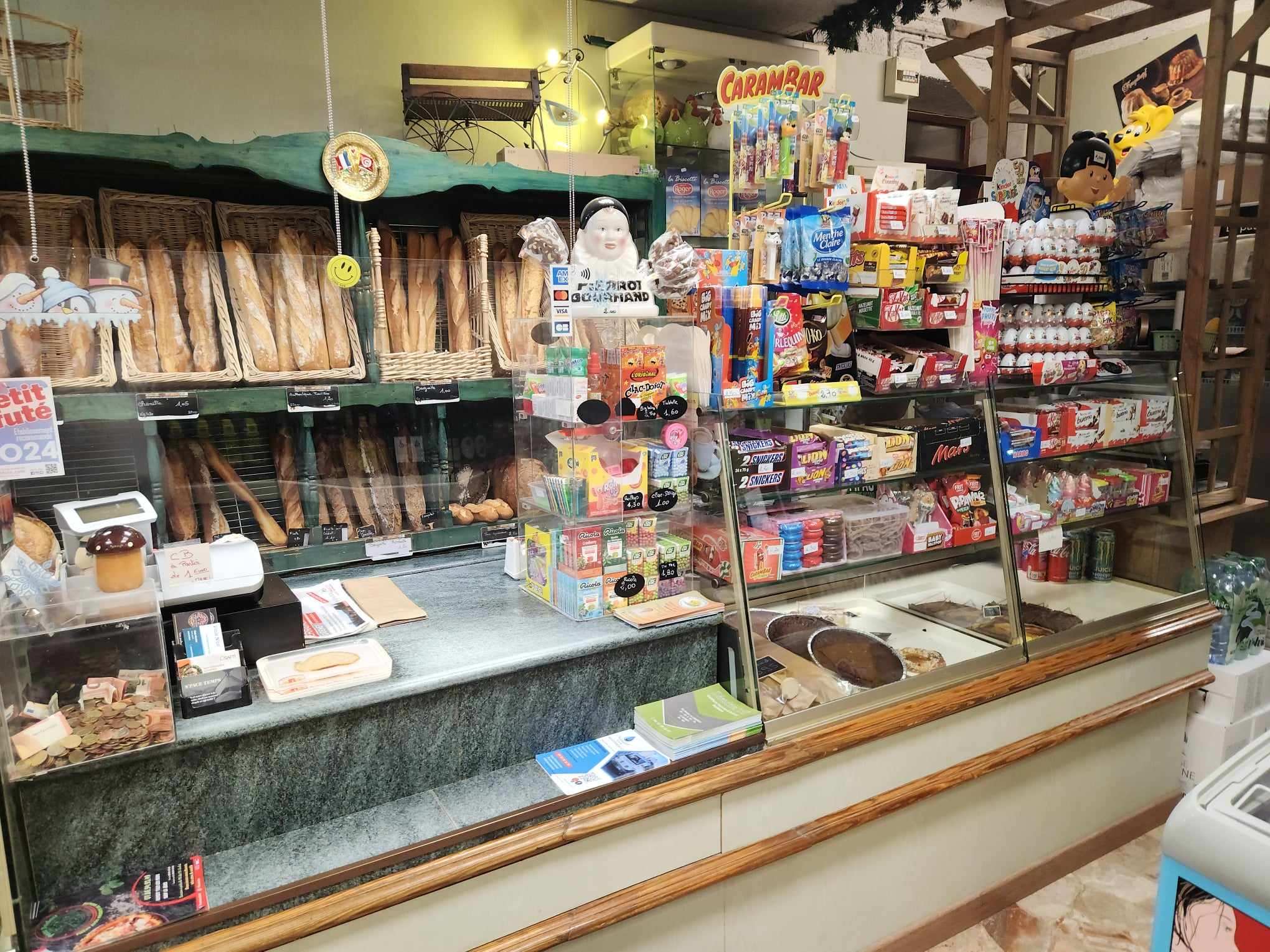 Vend cause départ en retraite très bonne boulangerie patisserie dans charmant village de provence très renomé pour son festival de piano commerce avec du matériel de bonne qualité ( BONGARD) un très bon chiffre d'affaire et très bon bénéfice le commerce est pourvu d'un grand logement + très grande terrasse le stock sera offert soit environ 20000€