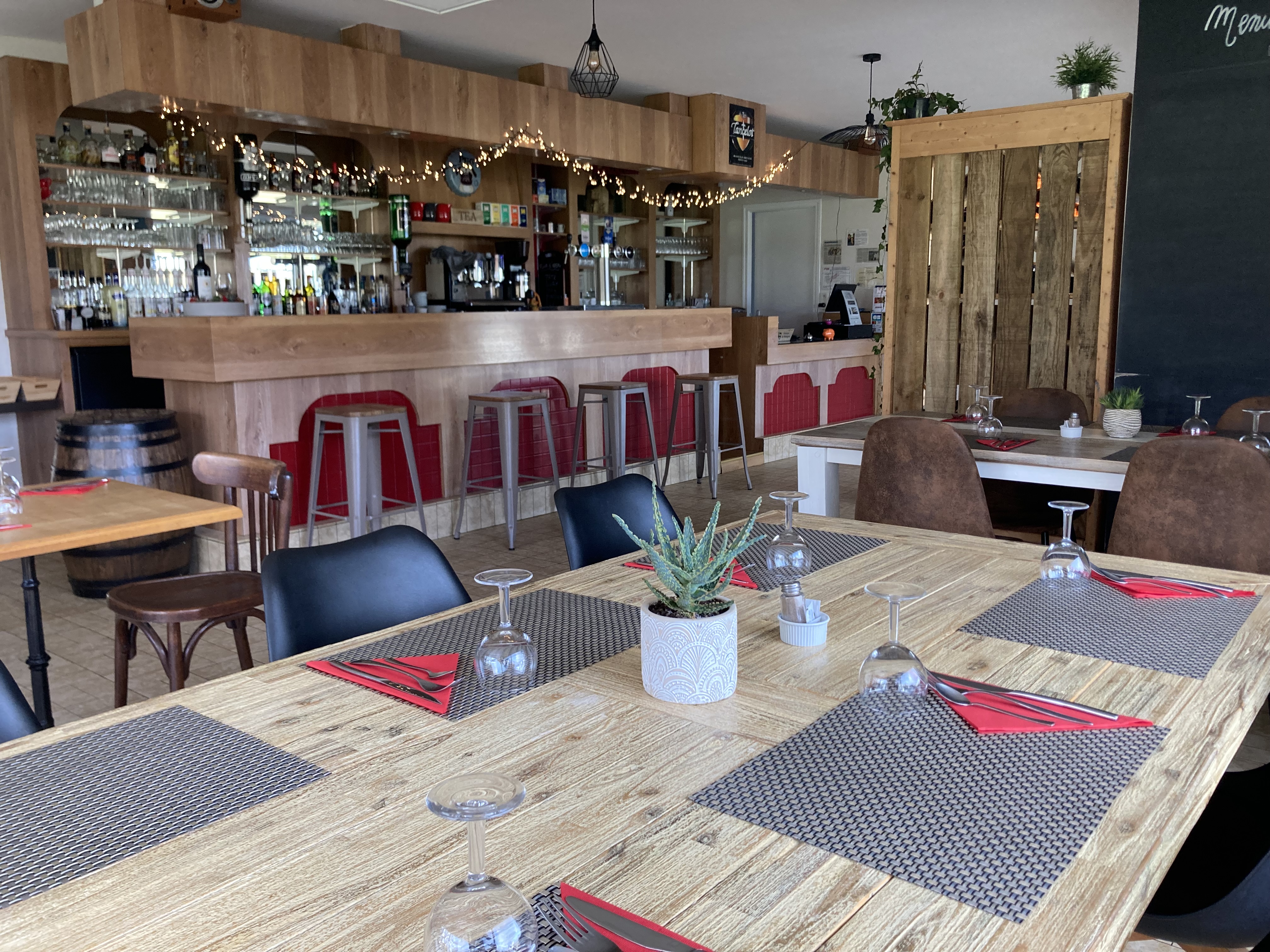 A VENDRE - RESTAURANT CLE EN MAIN - BELLE OPPORTUNITE



Nous proposons à la vente 100% des parts d'une SARL exploitant un restaurant, idéale pour une reprise rapide sans surprise.



* AUCUNE DETTE - situation financière saine

* MATERIEL COMPLET ET OPERATIONNEL

* ETABLISSEMENT PRET A TRAVAILLER IMMEDIATEMENT

* CLIENTELE REGULIERE ET LOCALE

POTENTIEL DE DEVELOPPEMENT (horaires, concept, livraison etc...)



Actuellement capacité de 35 couverts en salle (possibilité d'augmenter la capacité) et capacité illimitée en extérieur.

Grand parking privé.

Fort potentiel de développement, le CA de l'établissement peut largement être augmenté.

Le restaurant est parfaitement équipé (cuisine de 30m2) et prêt à l'emploi ! (aucun travaux à prévoir)

Licence IV



Clientèle fidèle et locale et très touristique 6 mois de l'année



Idéal pour un couple ou une première installation.

Cadre de vie très agréable

Très beau logement spacieux au dessus du restaurant de 100m2 avec 3 chambres, idéal pour une famille.  

Loyer perso de 500€ TTC

Loyer professionnel 900€ HT

Possibilité d'accompagner les repreneurs pour optimiser la passation

Renseignements supplémentaires ainsi que photos sur demande pour personne SERIEUSEMENT INTERESSÉE ET EN CAPACITE FINANCIERE UNIQUEMENT !
