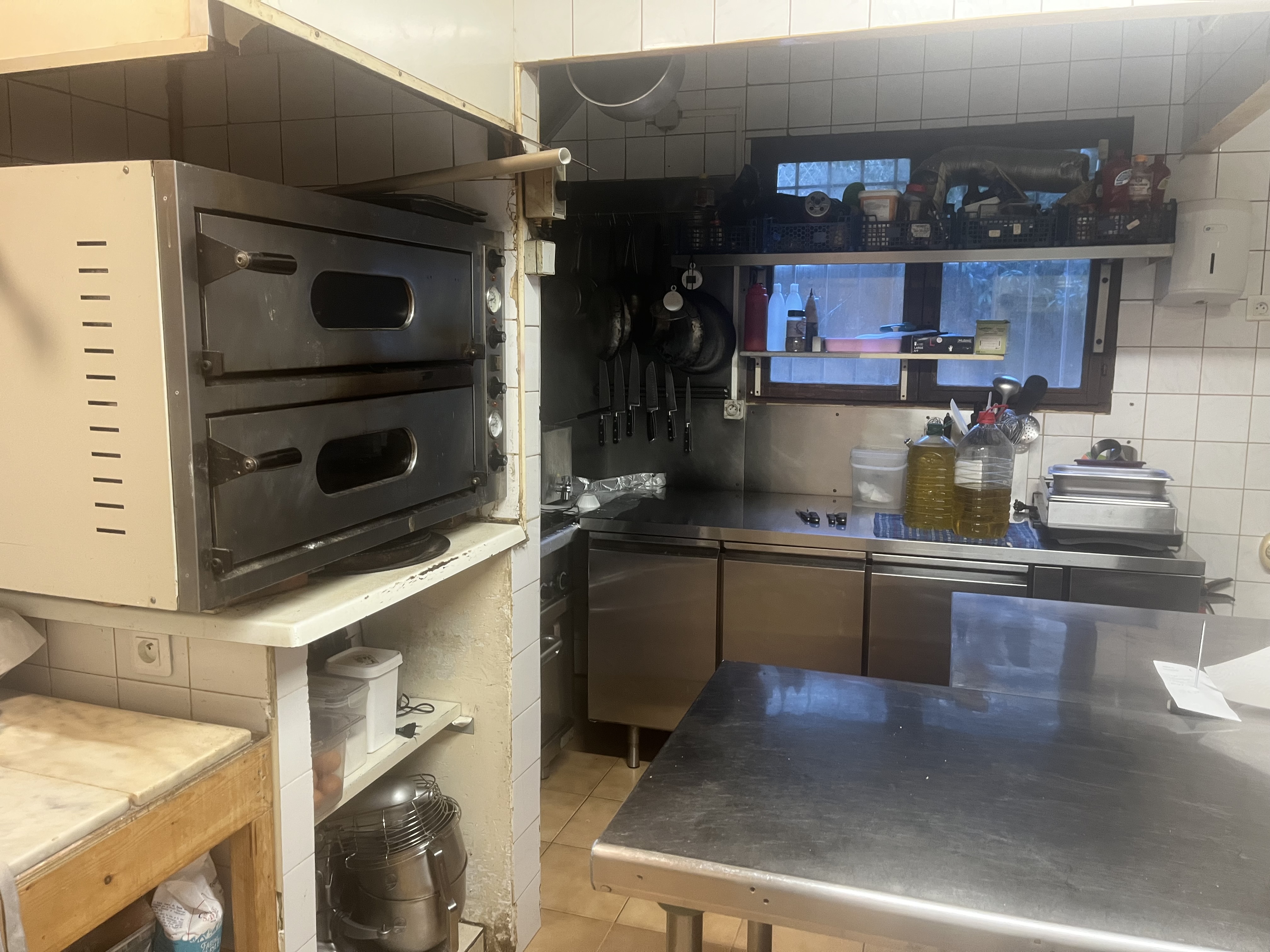 Restaurant comprenant 26 couverts à l’intérieur et équipé d’une terrasse semi ombragée comprenant 34 couverts. Il est situé dans une petite zone d’activité comprenant un cabinet de kinésithérapie et ostéopathie, pharmacie garage Carrefour market… en face d’un hôtel 3 étoiles d’une gare où démarre la locomotive à vapeur, d’un arrêt de bus à 200 m du coeur du village. Puget theniers fait parti d’une zone RR qui vous vous donne droit à une défiscalisation les 3 premières années. Arrêt pour retraite.