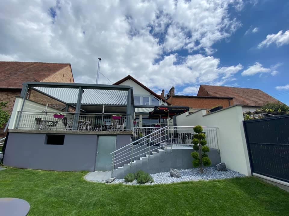 Belle affaire, restaurant traditionnelle 110 couvert à l’intérieur, 60 couvert terrasse, aucun travaux à prévoir, cuisine entièrement refaite, wc refait à neuf, salle refaite à neuf, terrasse avec pergola Biossun bioclimatique, 
Chiffres affaires annuels 580000€ 
Loyers 3000€
Possibilité de racheter les murs avec un appartement F5 actuellement en location.
Pour tout renseignement complémentaire me contacter par téléphone.